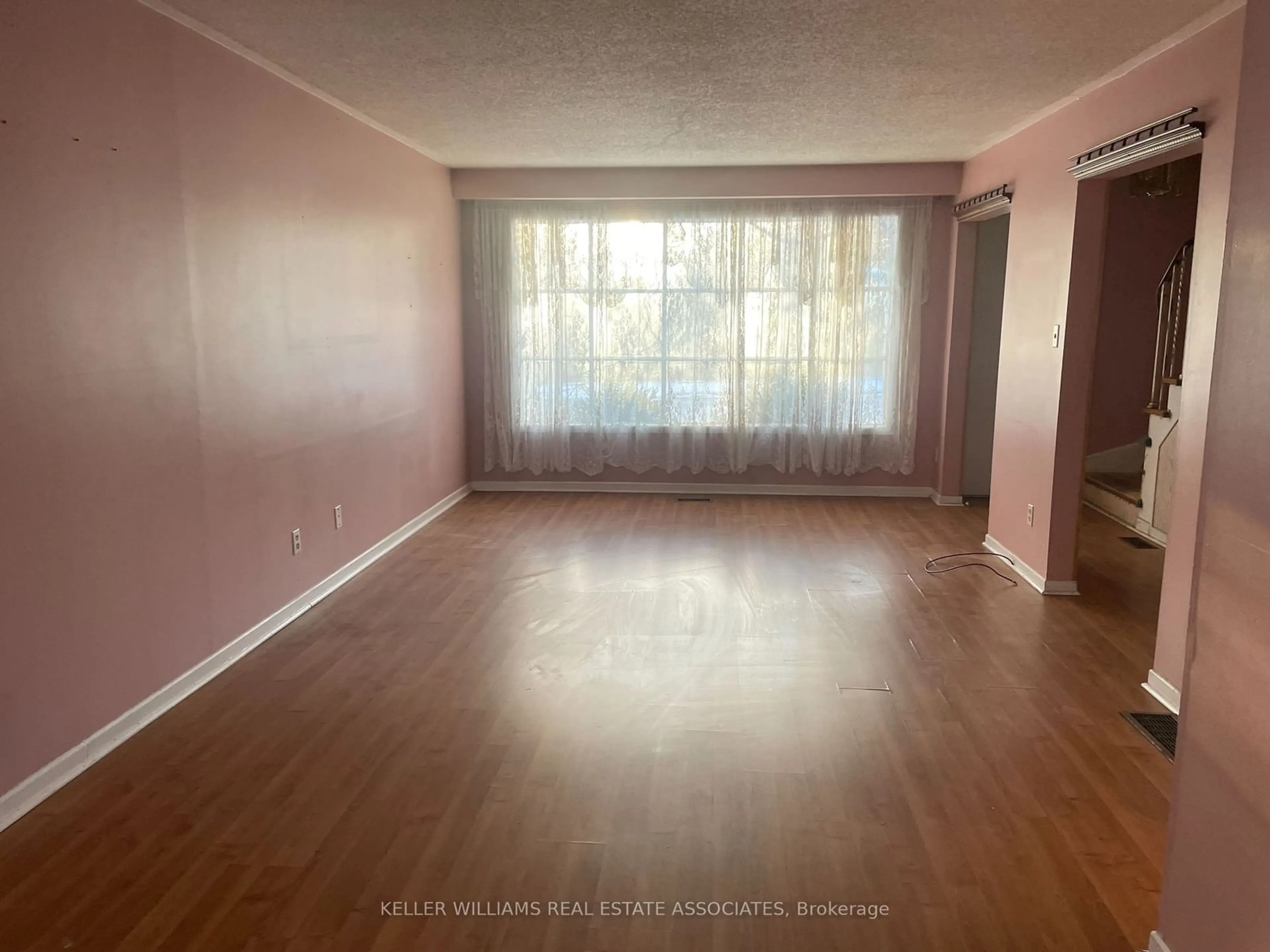 A pic of a room for 3215 Rymal Rd, Mississauga Ontario L4Y 3B8