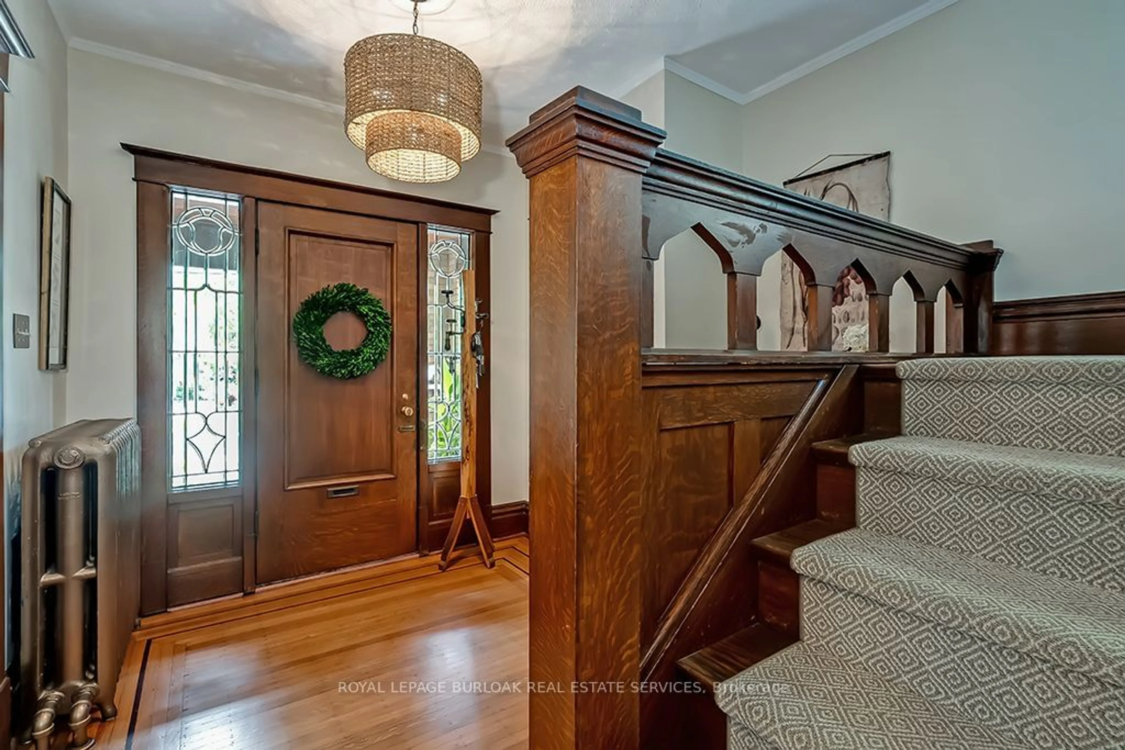 Indoor entryway for 389 Torrance St, Burlington Ontario L7R 2R7