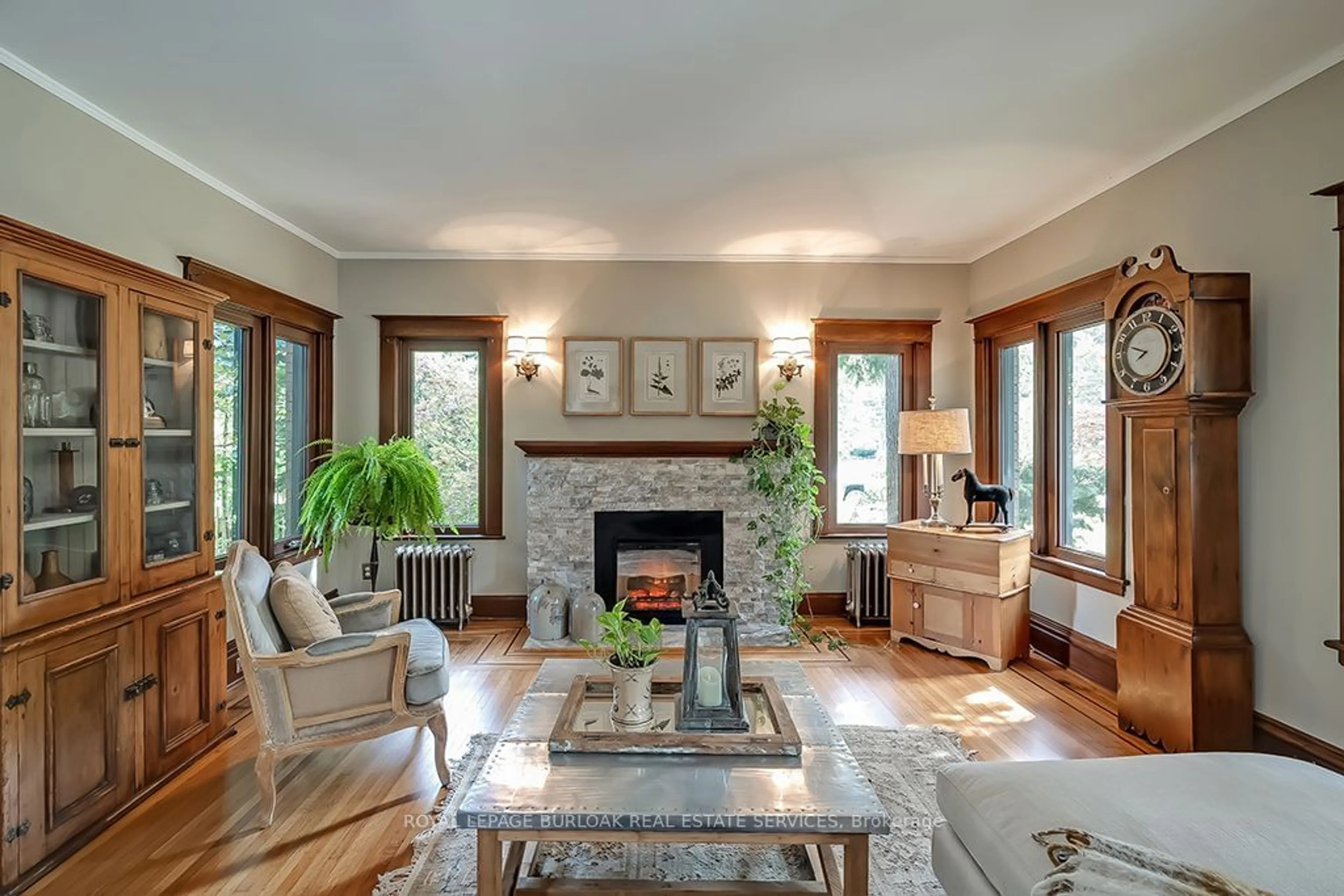Living room with furniture, unknown for 389 Torrance St, Burlington Ontario L7R 2R7