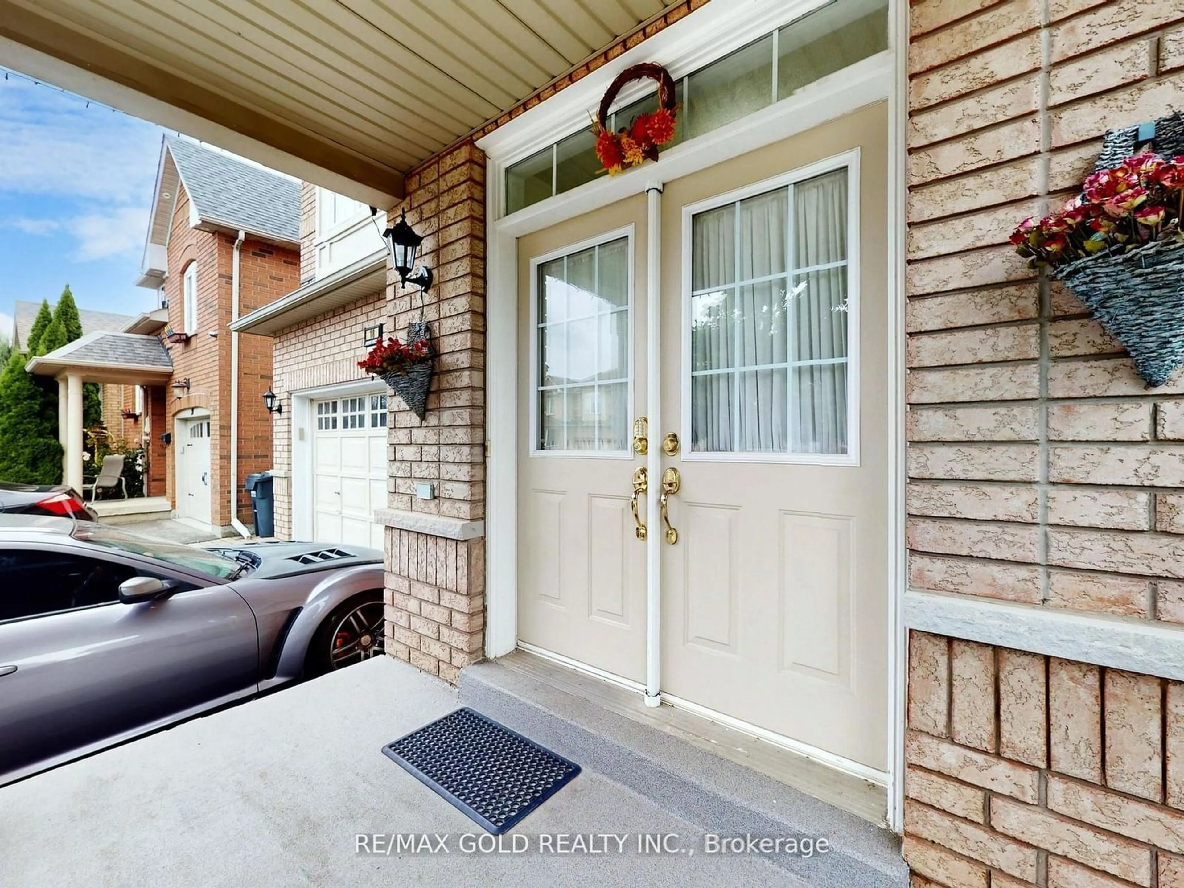 Indoor entryway for 18 Thimbleberry St, Brampton Ontario L7A 3L3