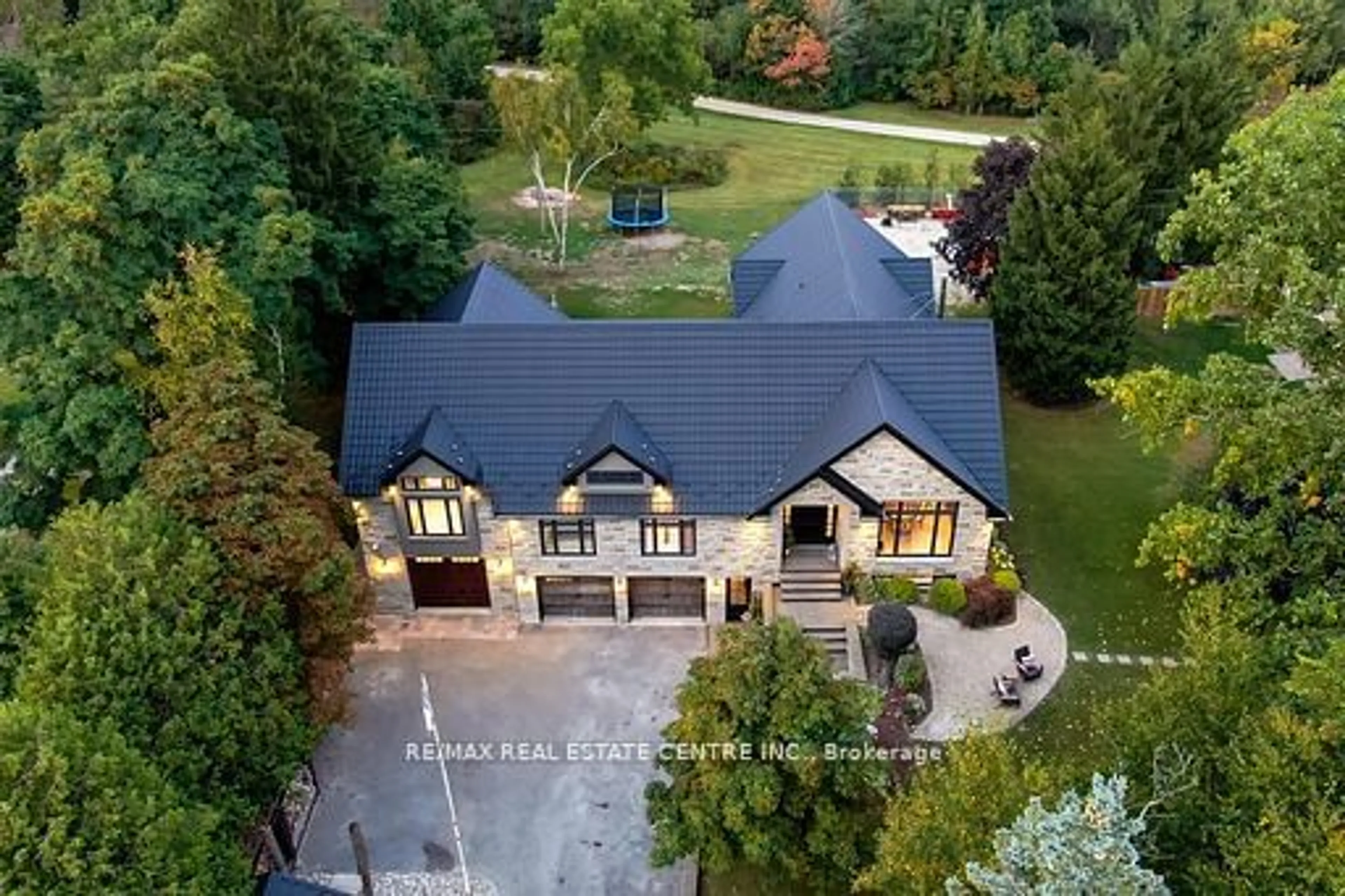 A pic from outside/outdoor area/front of a property/back of a property/a pic from drone, unknown for 14097 Sixth Line, Halton Hills Ontario L0P 1H0