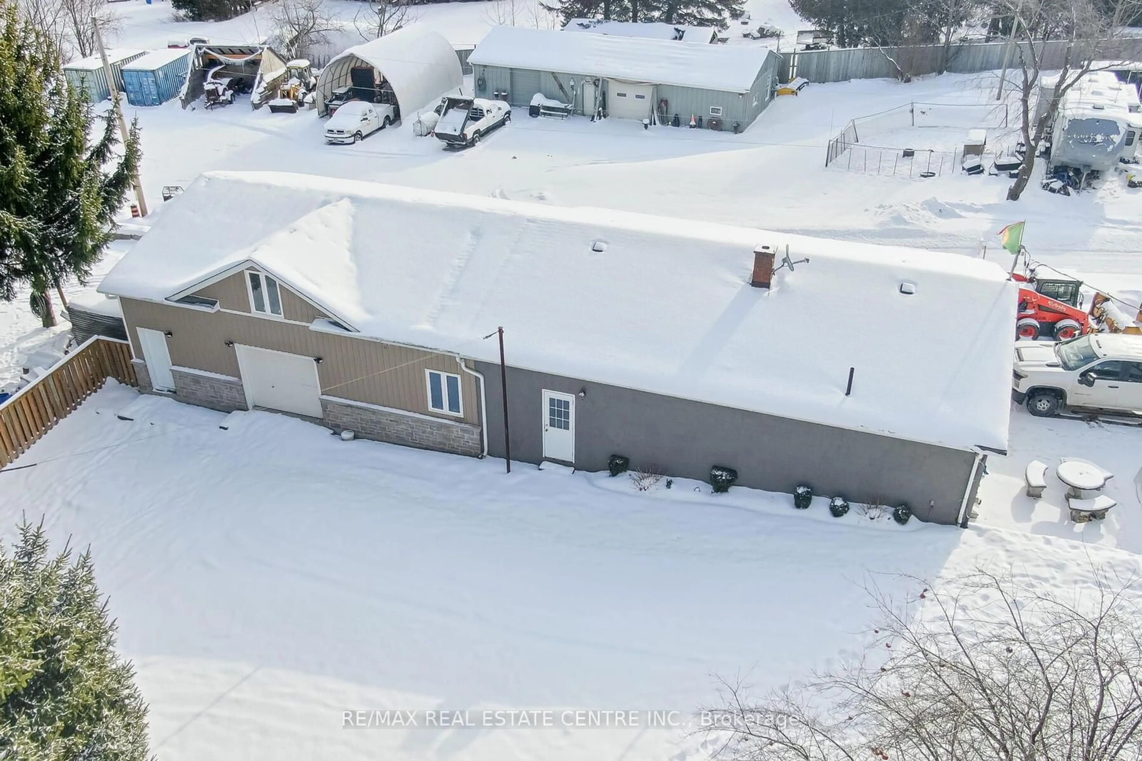 A pic from outside/outdoor area/front of a property/back of a property/a pic from drone, building for 14097 Sixth Line, Halton Hills Ontario L0P 1H0