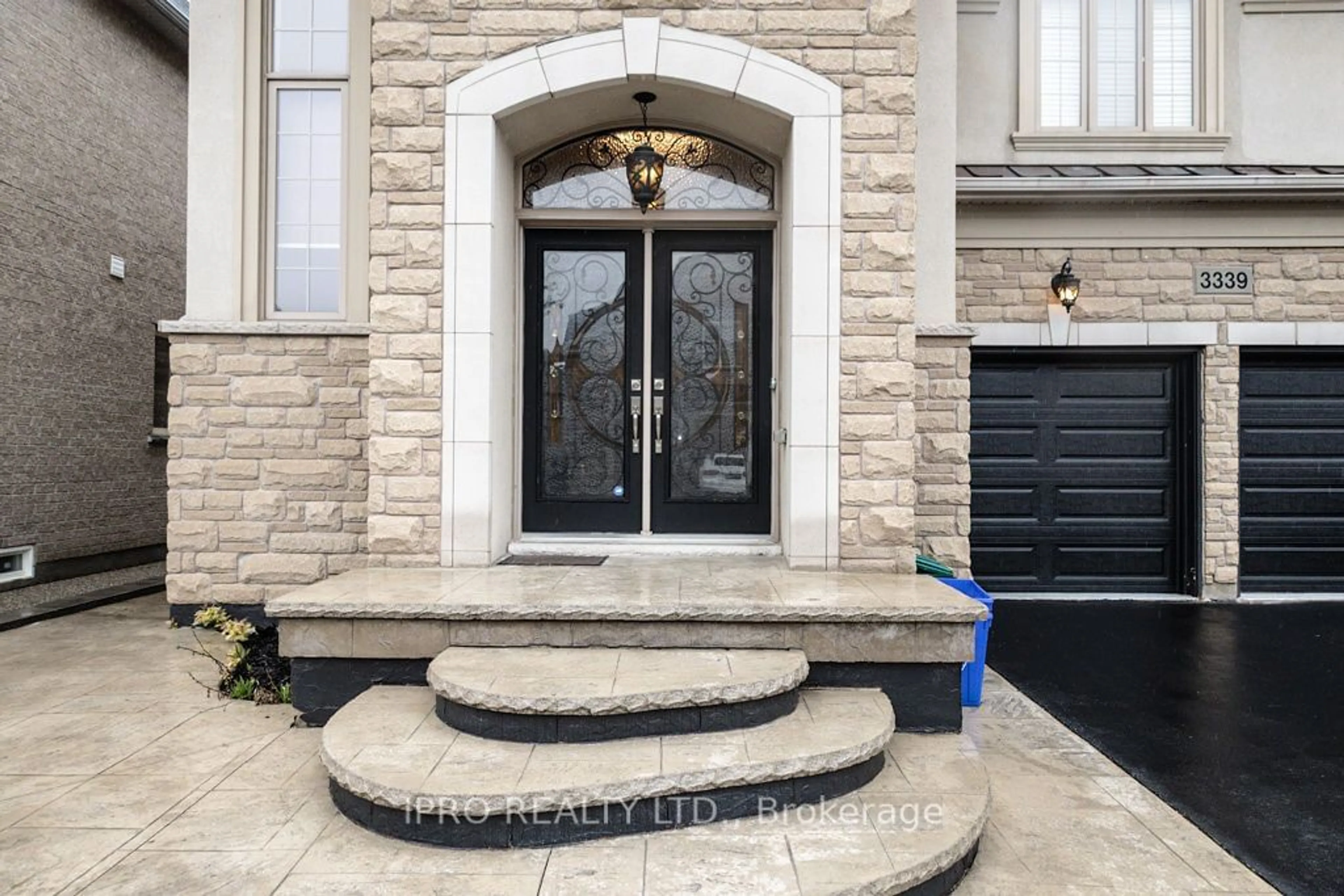 Indoor entryway for 3339 Moses Way, Burlington Ontario L7M 0L5