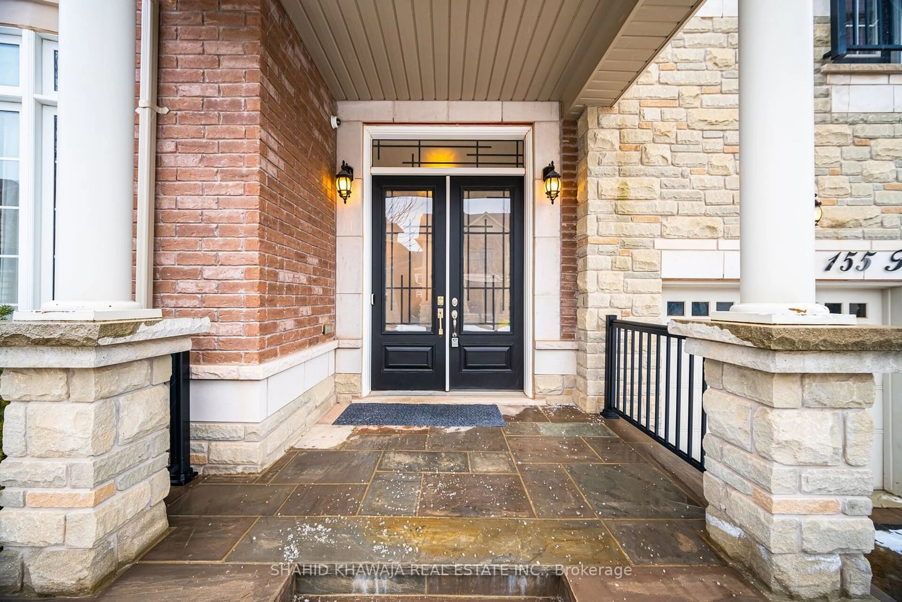 Indoor entryway for 155 Hoey Cres, Oakville Ontario L6M 0X1