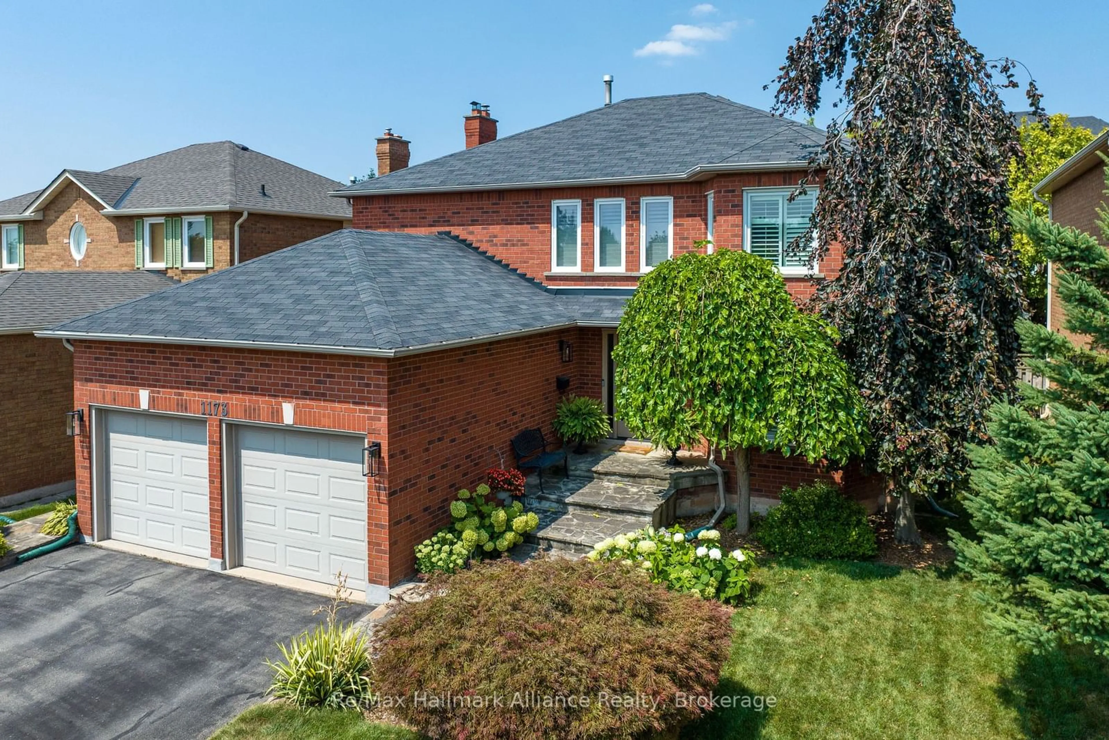 A pic from outside/outdoor area/front of a property/back of a property/a pic from drone, street for 1173 Glenashton Dr, Oakville Ontario L6H 5L7