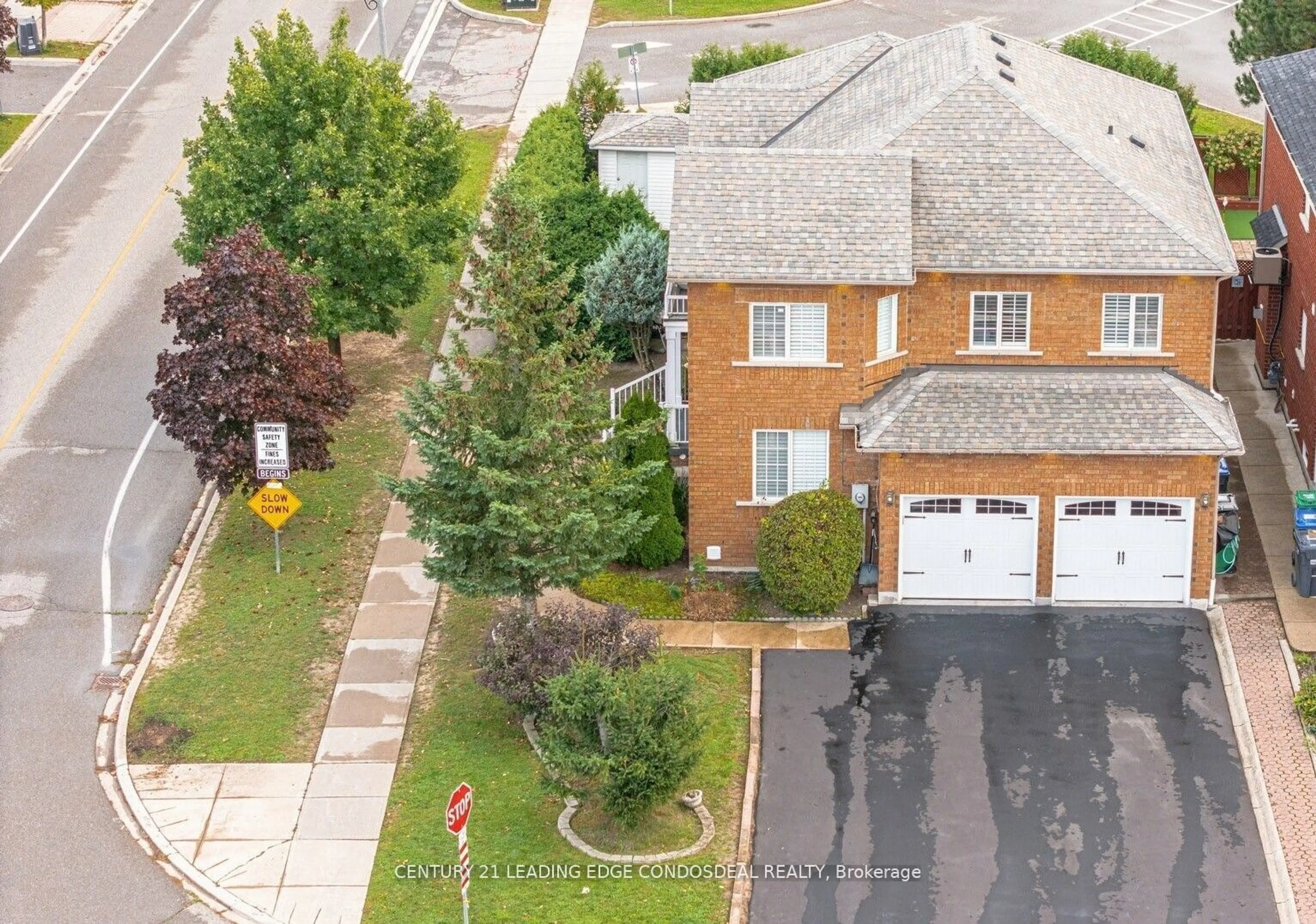 A pic from outside/outdoor area/front of a property/back of a property/a pic from drone, street for 321 Landsbridge St, Caledon Ontario L7E 1X7