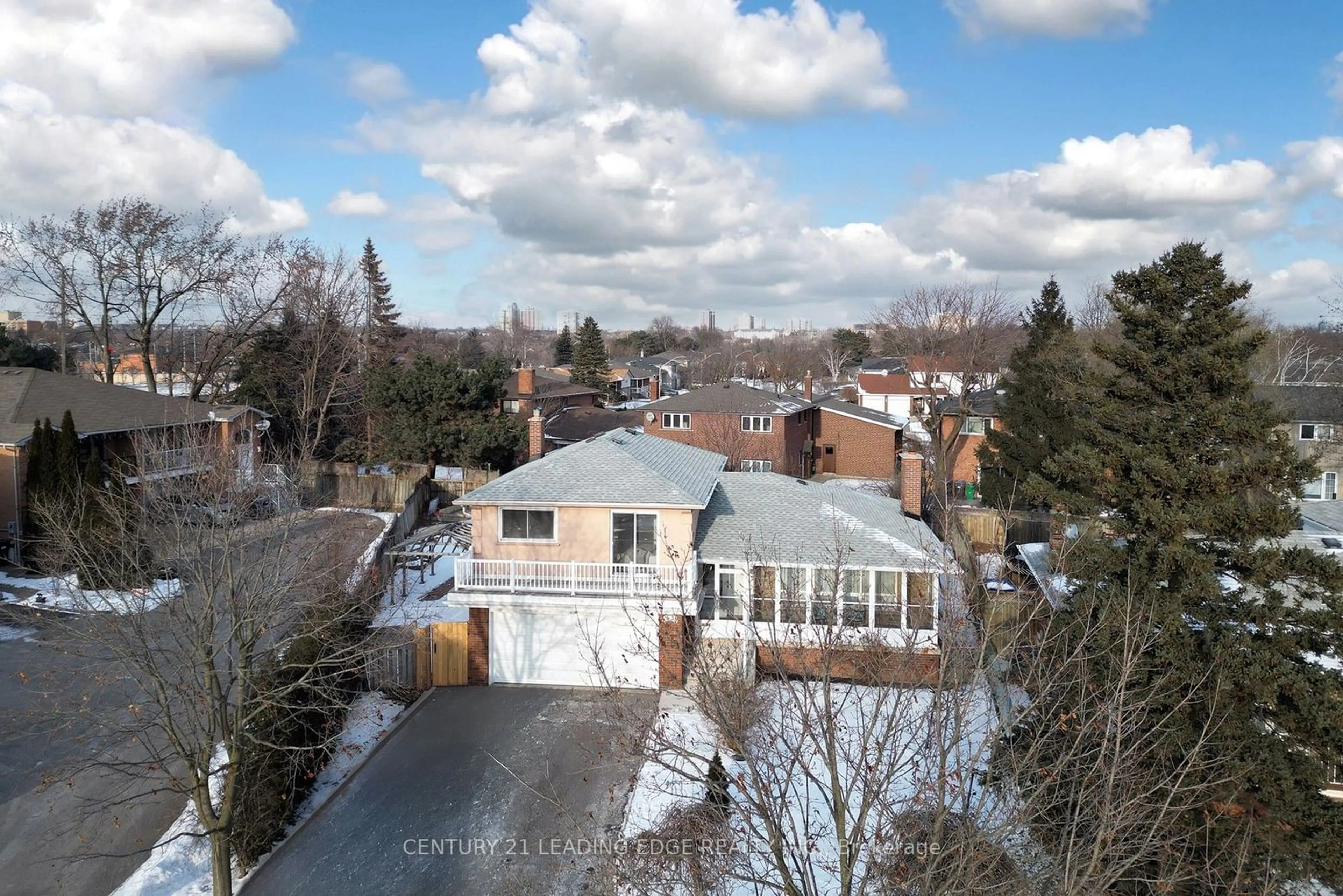 A pic from outside/outdoor area/front of a property/back of a property/a pic from drone, unknown for 3651 Broomhill Cres, Mississauga Ontario L4Y 3N5