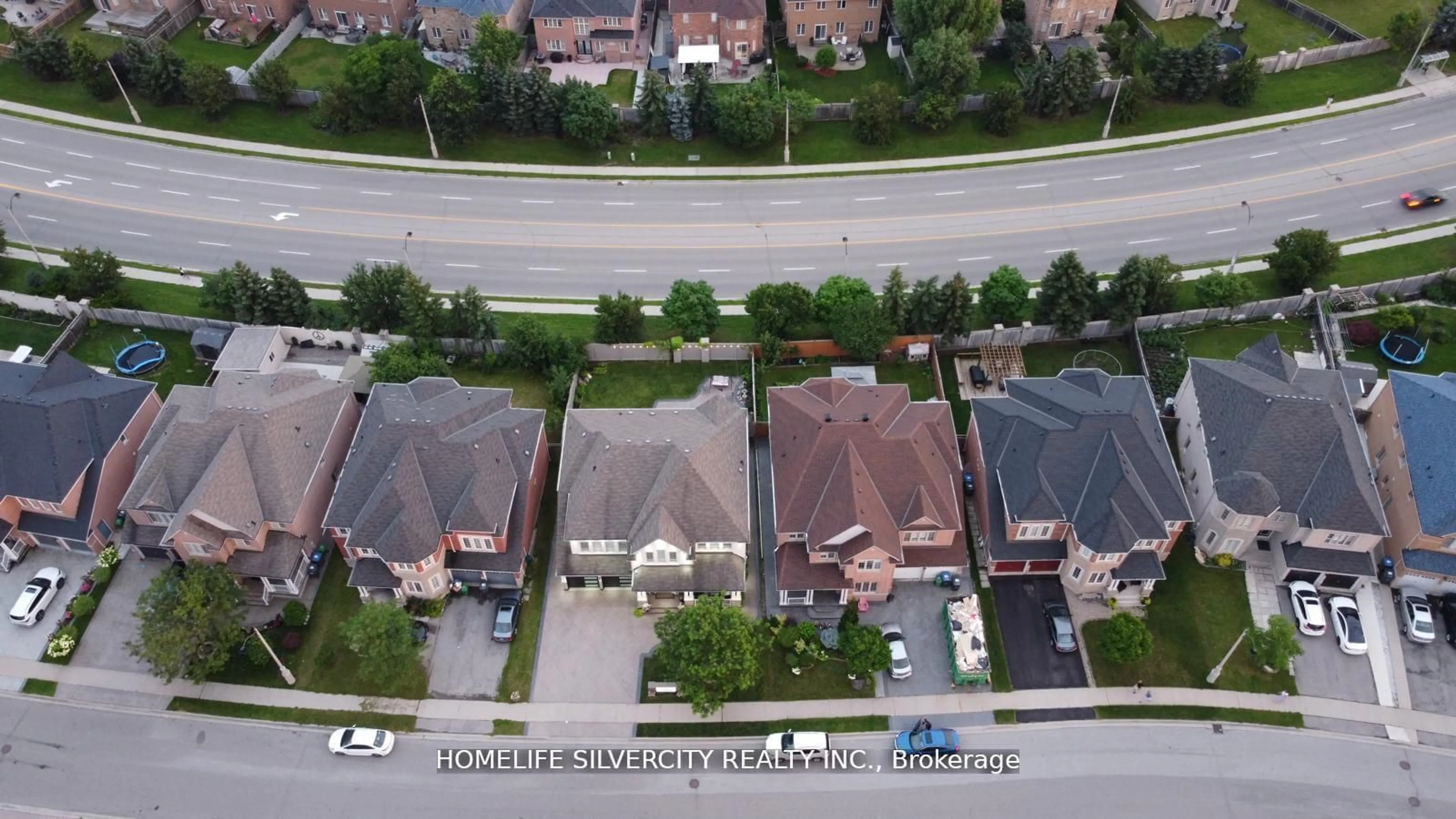 A pic from outside/outdoor area/front of a property/back of a property/a pic from drone, street for 100 Long Meadow Rd, Brampton Ontario L6P 2H7