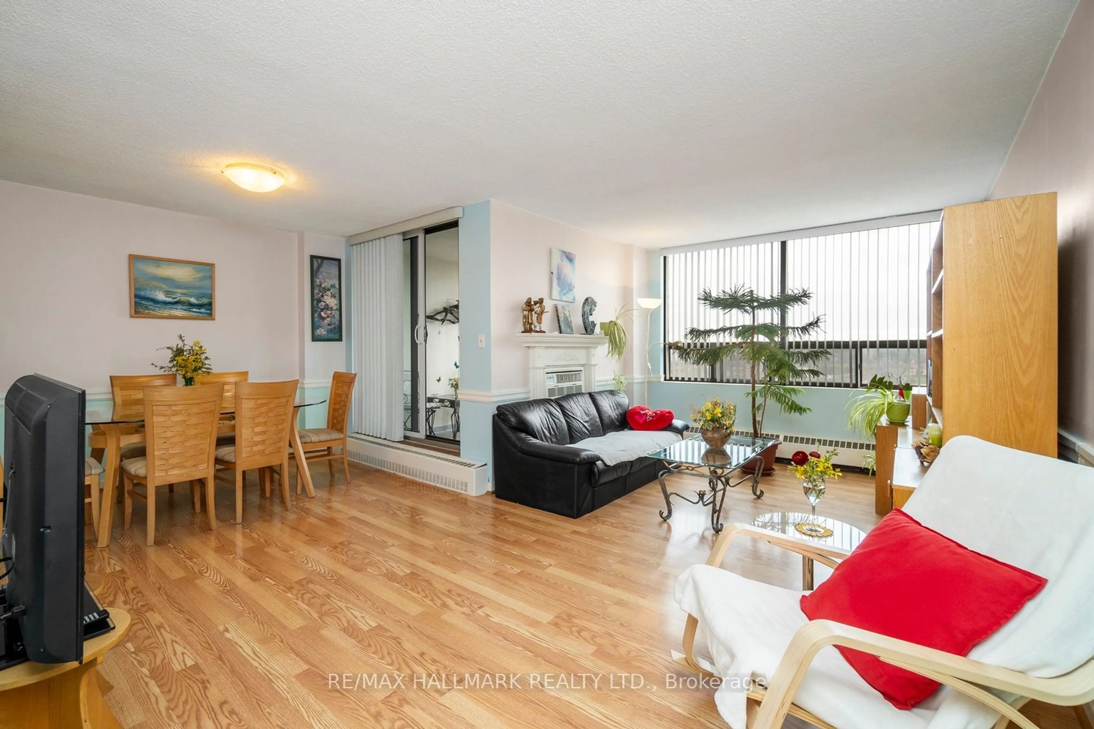 Living room with furniture, wood/laminate floor for 2542 Argyle Rd #801, Mississauga Ontario L5B 2H5