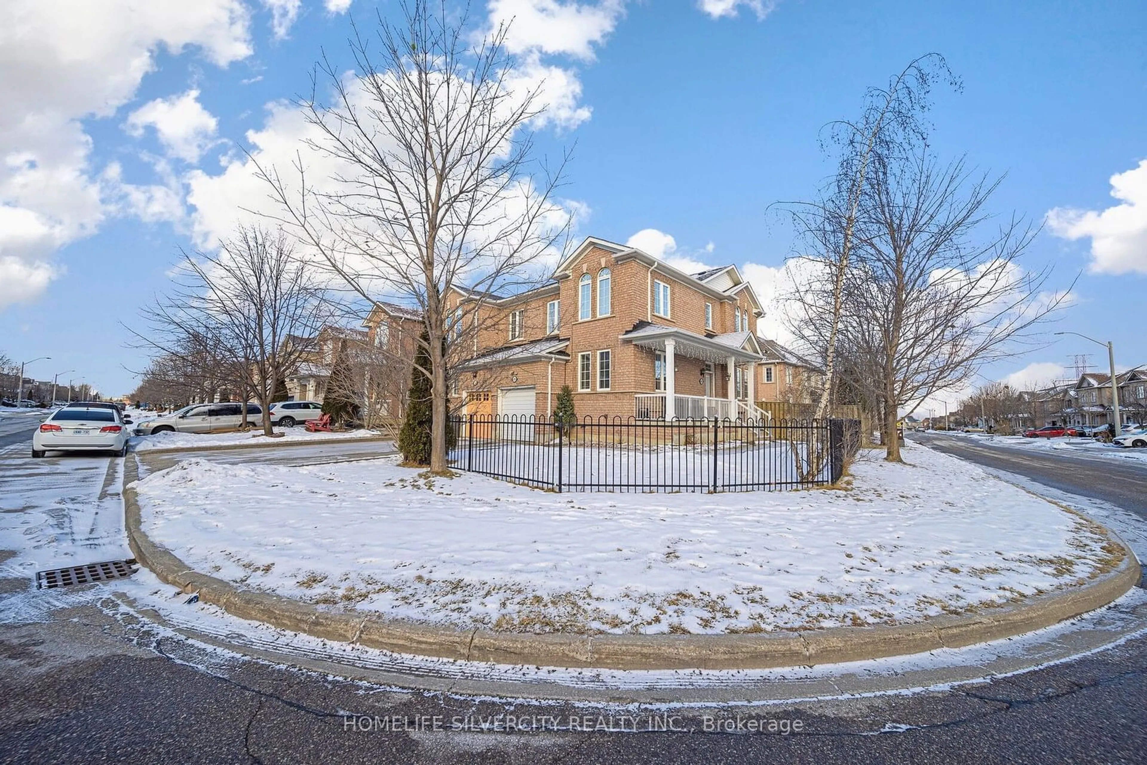 A pic from outside/outdoor area/front of a property/back of a property/a pic from drone, street for 4785 James Austin Dr, Mississauga Ontario L4Z 4H3