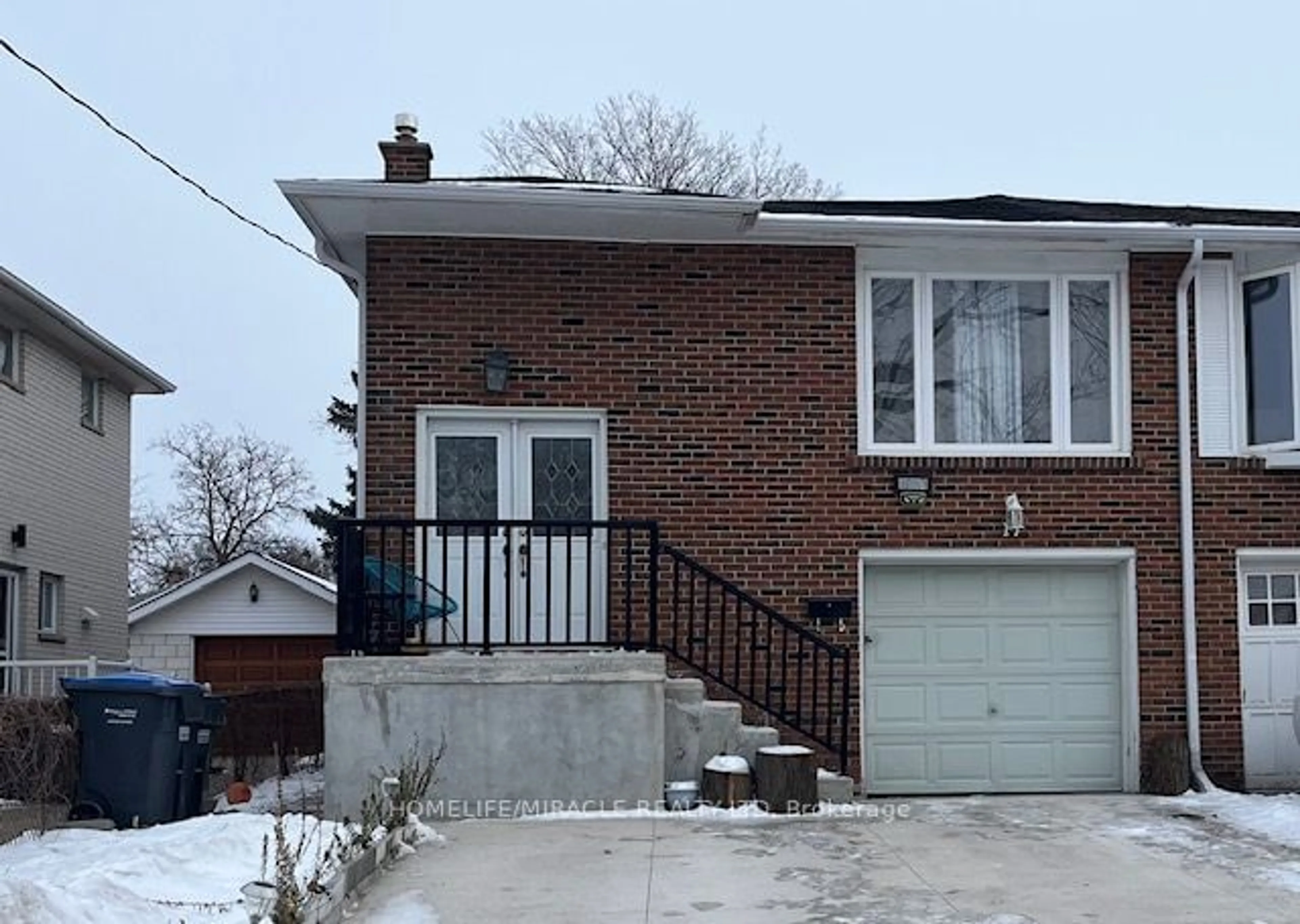 Home with brick exterior material, street for B - 17 Hillcrest Ave, Brampton Ontario L6W 1Y7