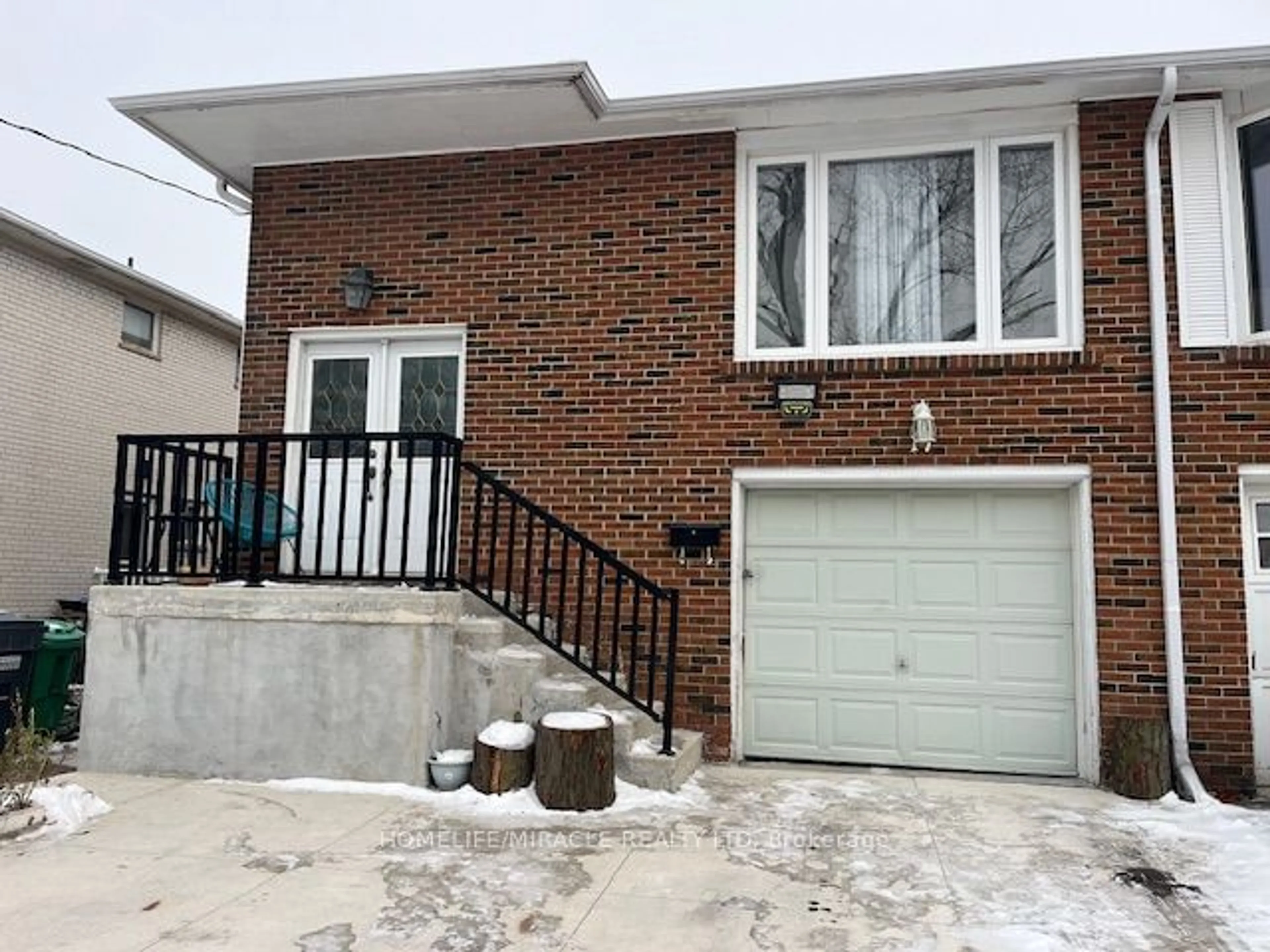 Home with brick exterior material, street for B - 17 Hillcrest Ave, Brampton Ontario L6W 1Y7