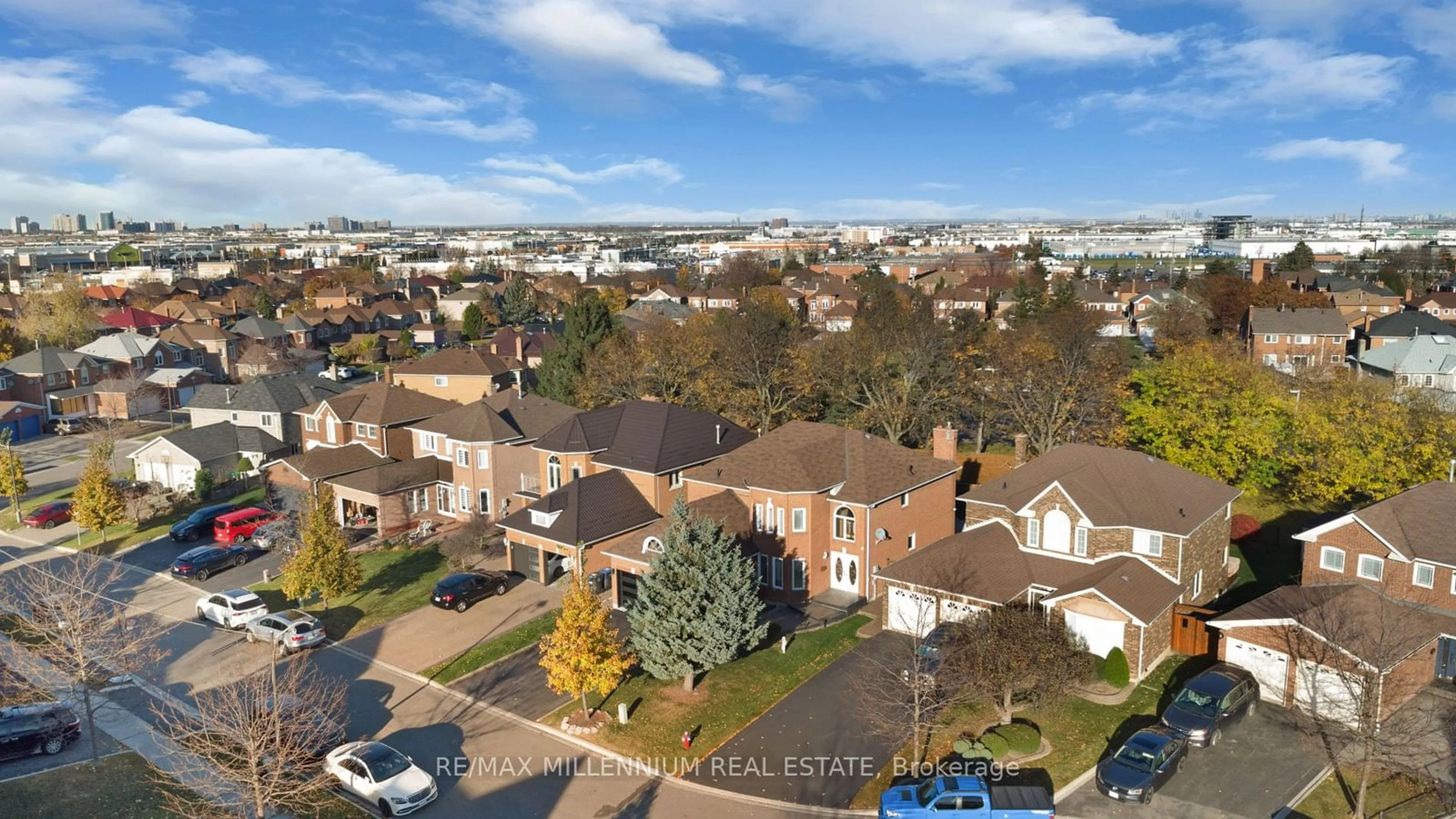 A pic from outside/outdoor area/front of a property/back of a property/a pic from drone, city buildings view from balcony for 22 Blackwell Pl, Brampton Ontario L6W 4M2