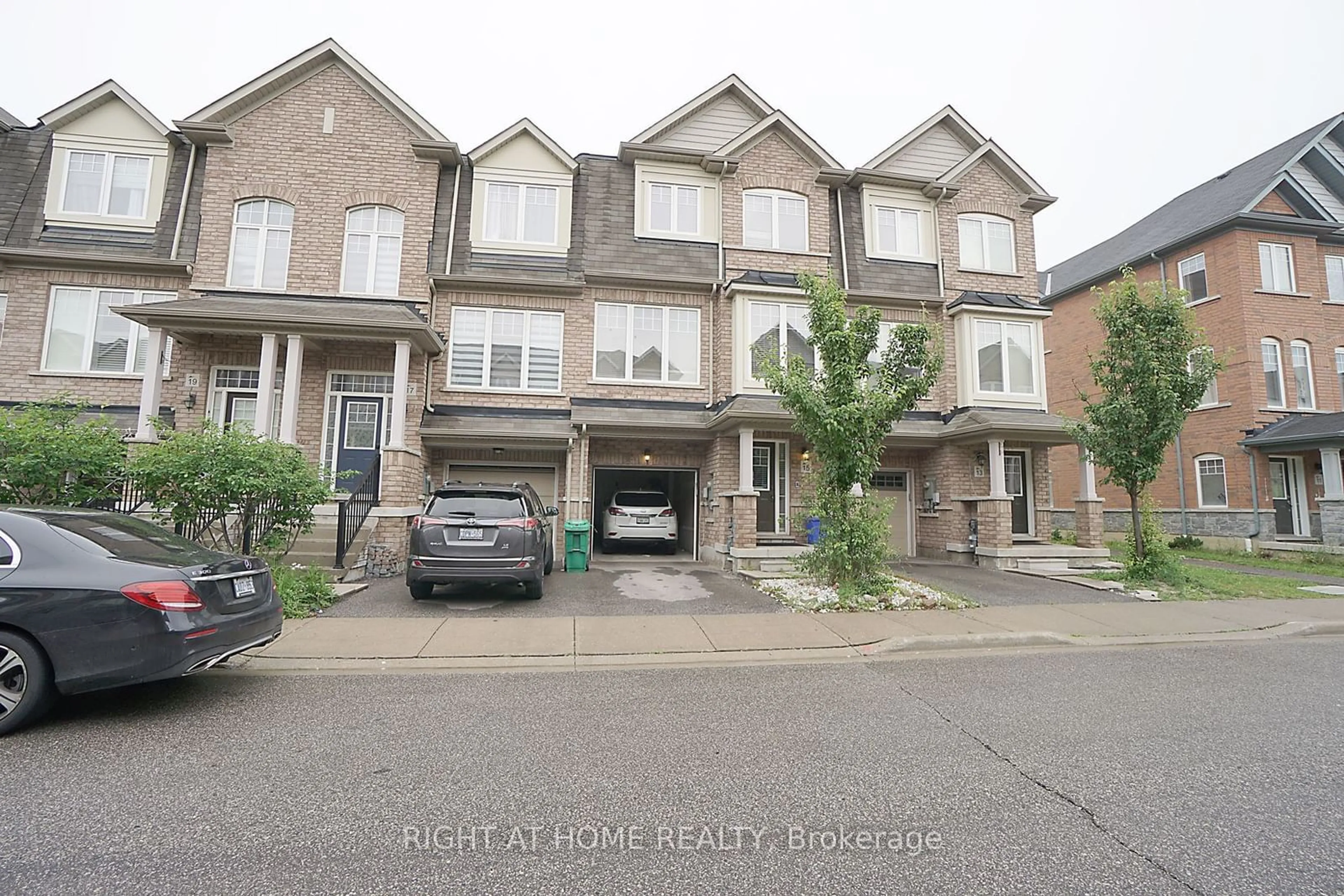 A pic from outside/outdoor area/front of a property/back of a property/a pic from drone, street for 15 Magdalene Cres, Brampton Ontario L6Z 0G9