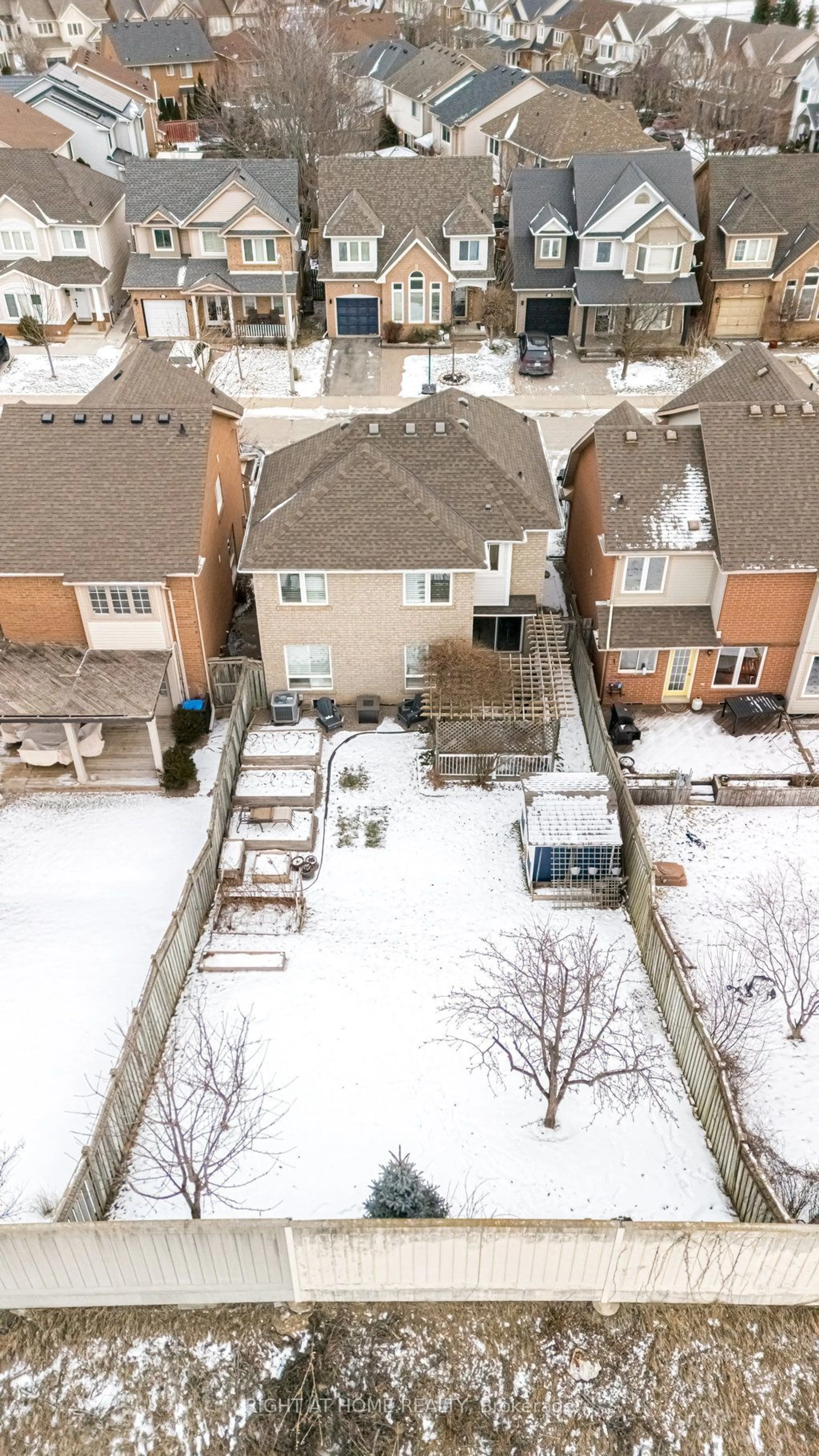 A pic from outside/outdoor area/front of a property/back of a property/a pic from drone, unknown for 5140 Oakley Dr, Burlington Ontario L7L 6P1