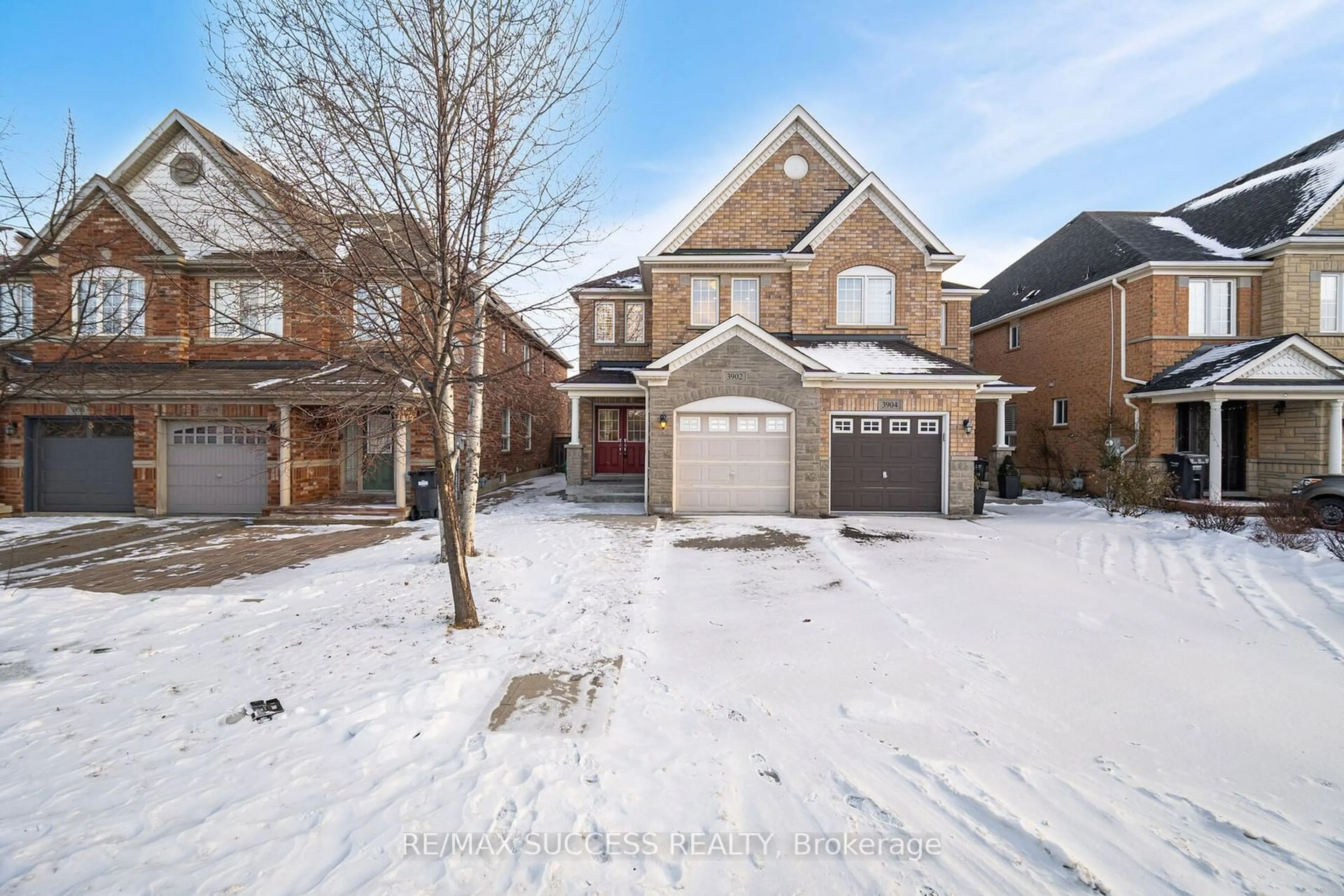 A pic from outside/outdoor area/front of a property/back of a property/a pic from drone, street for 3902 Skyview St, Mississauga Ontario L5M 8A4