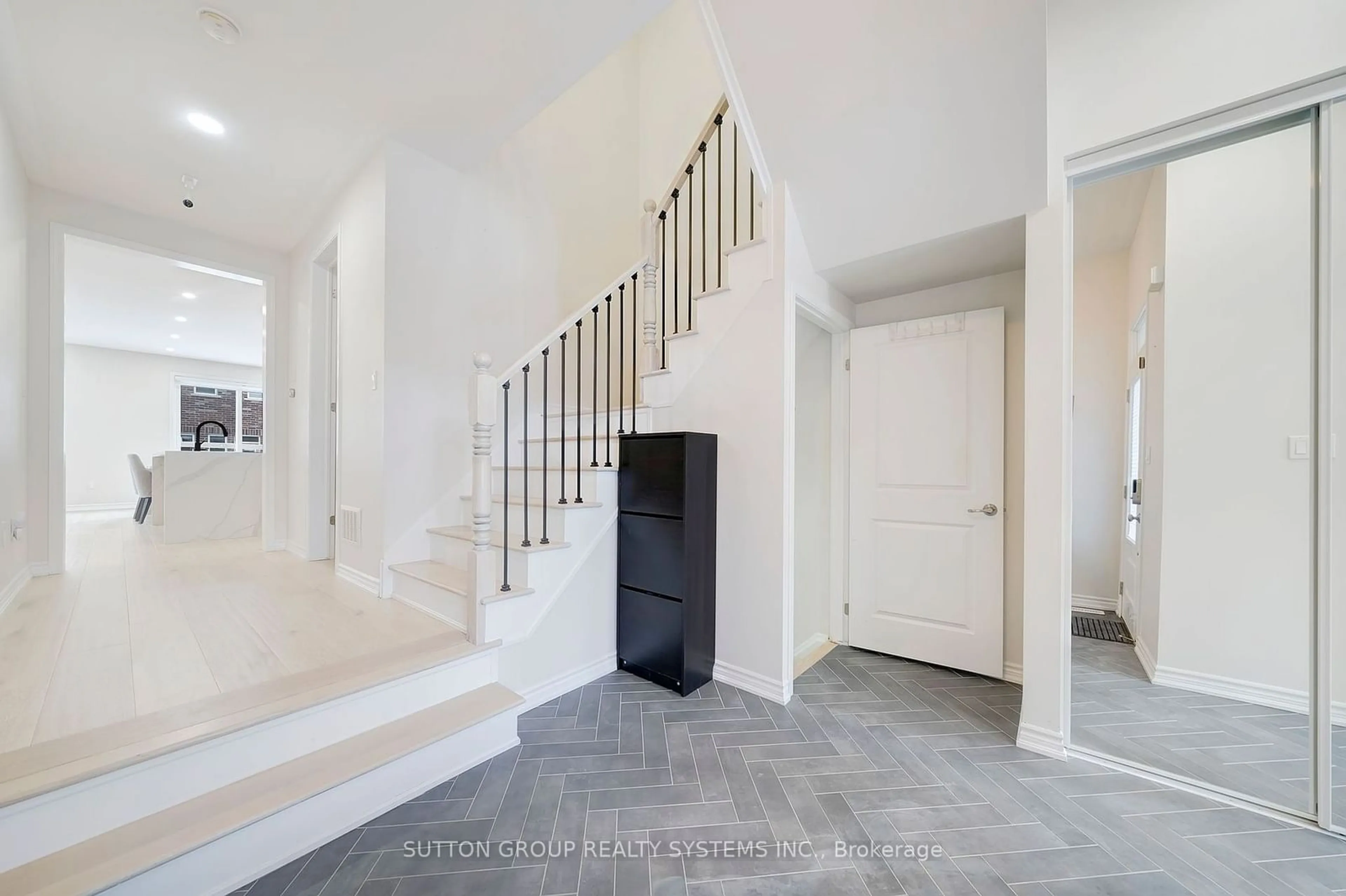 Indoor entryway for 152 Beaveridge Ave, Oakville Ontario L6H 7C4