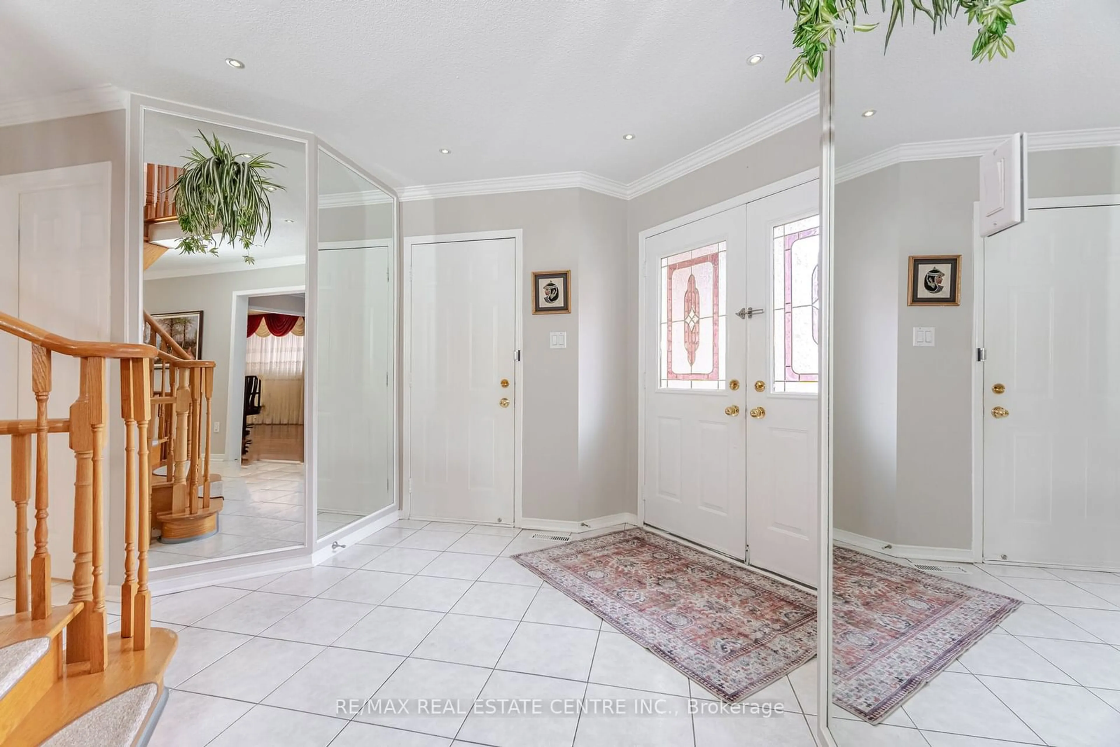 Indoor foyer for 1078 windsor hill Blvd, Mississauga Ontario L5V 1P4