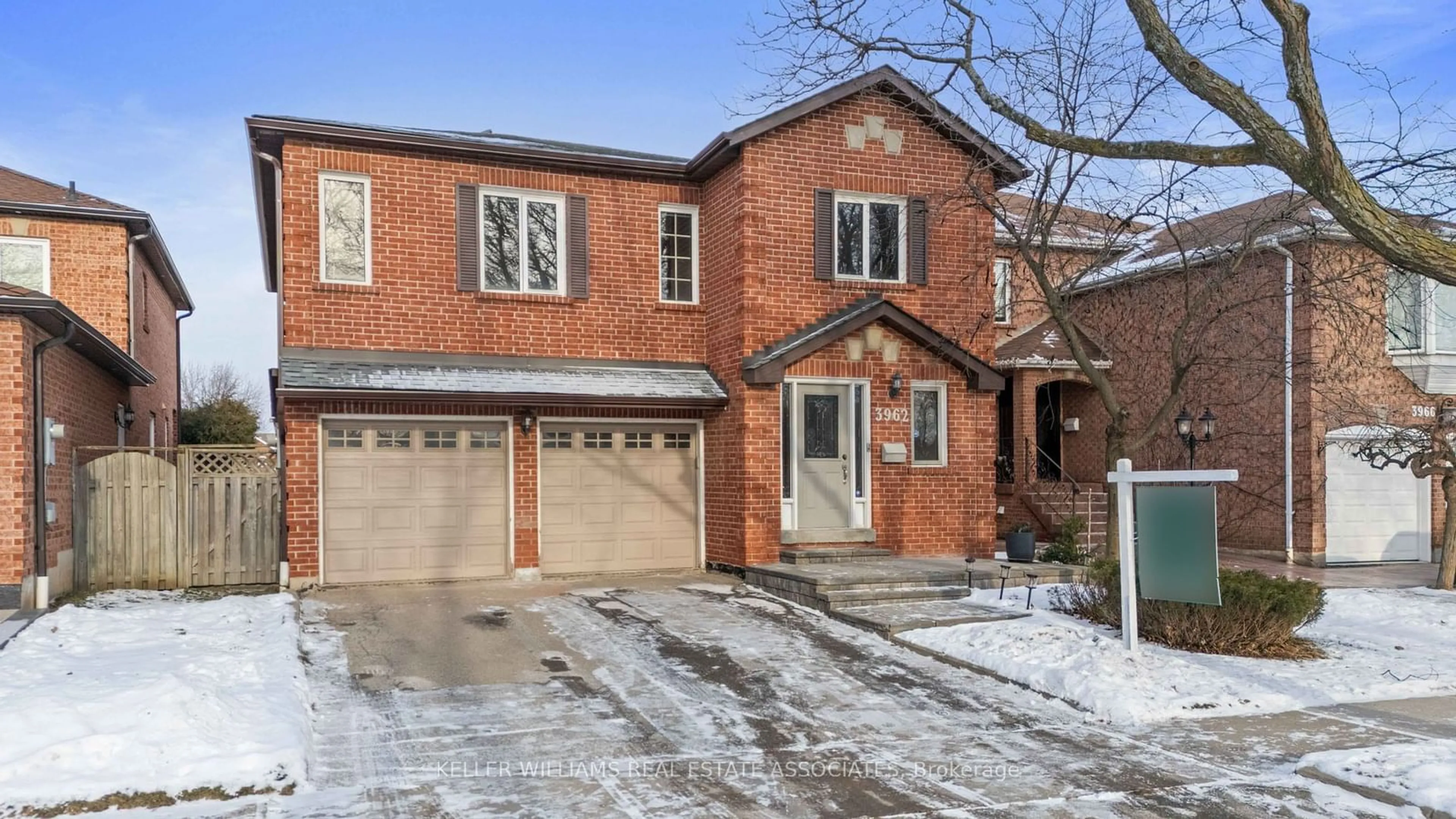 Home with brick exterior material, street for 3962 Renfrew Cres, Mississauga Ontario L5L 4J4