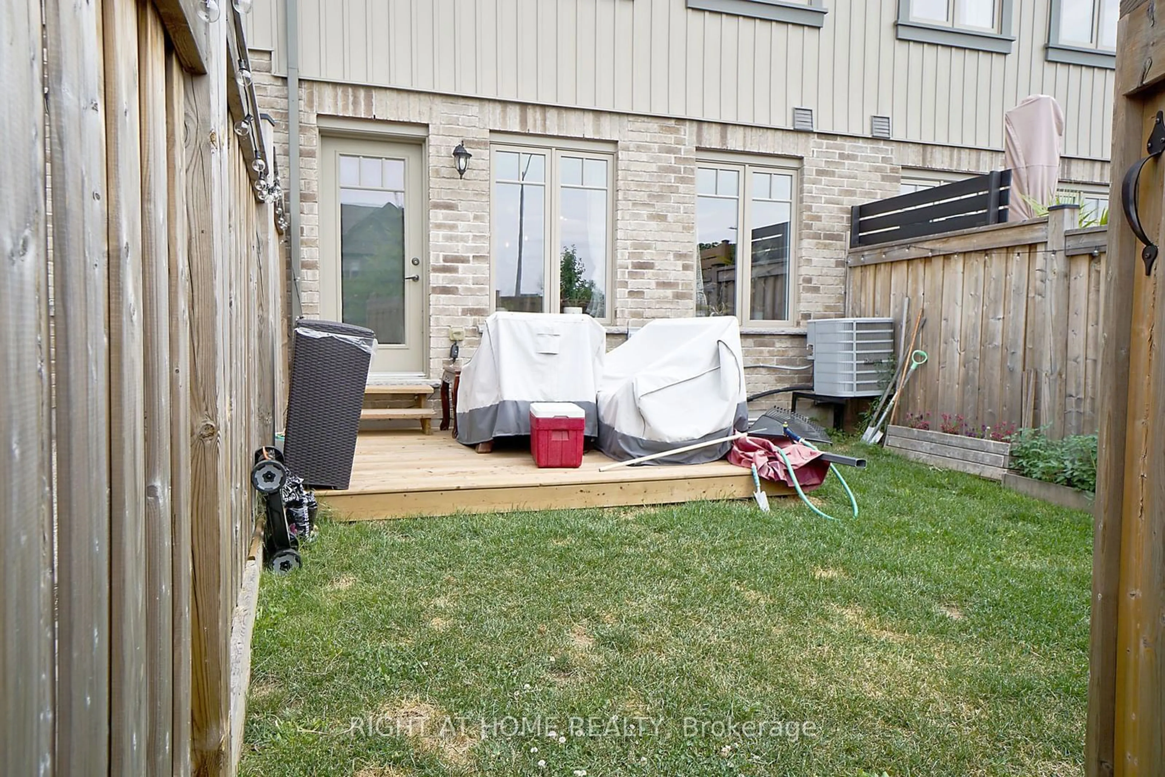 Patio, street for 109 Winterton Crt, Orangeville Ontario L9W 6Z7