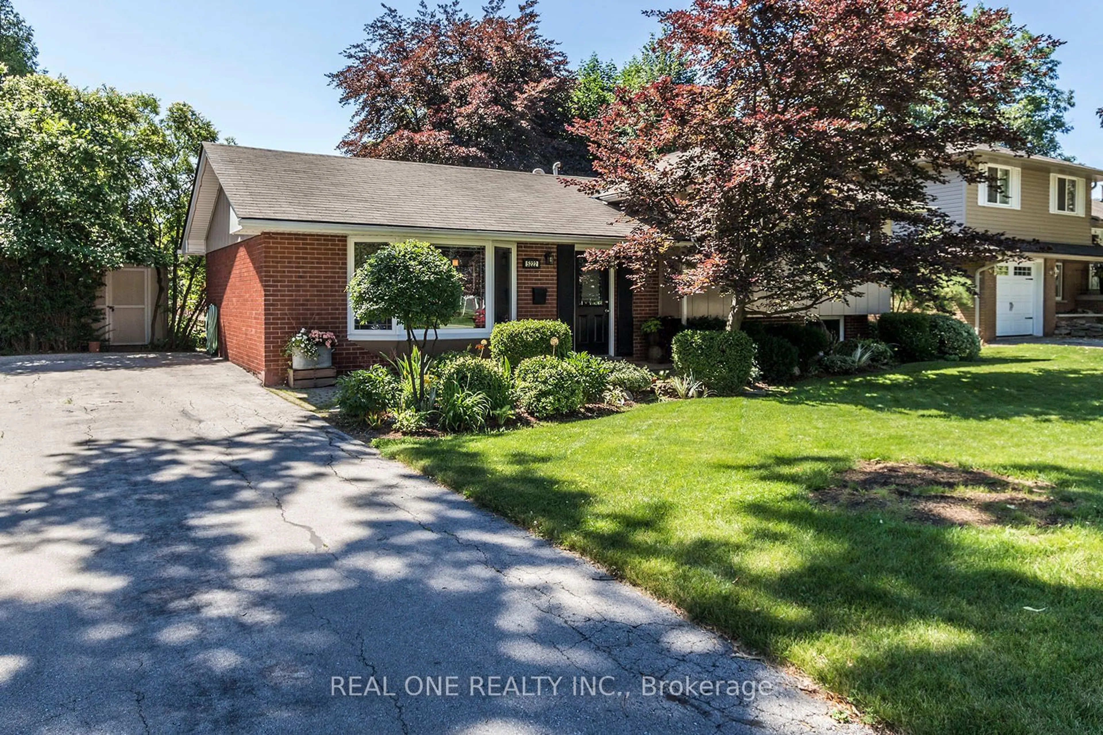 A pic from outside/outdoor area/front of a property/back of a property/a pic from drone, street for 5222 Bromley Rd, Burlington Ontario L7L 3E9