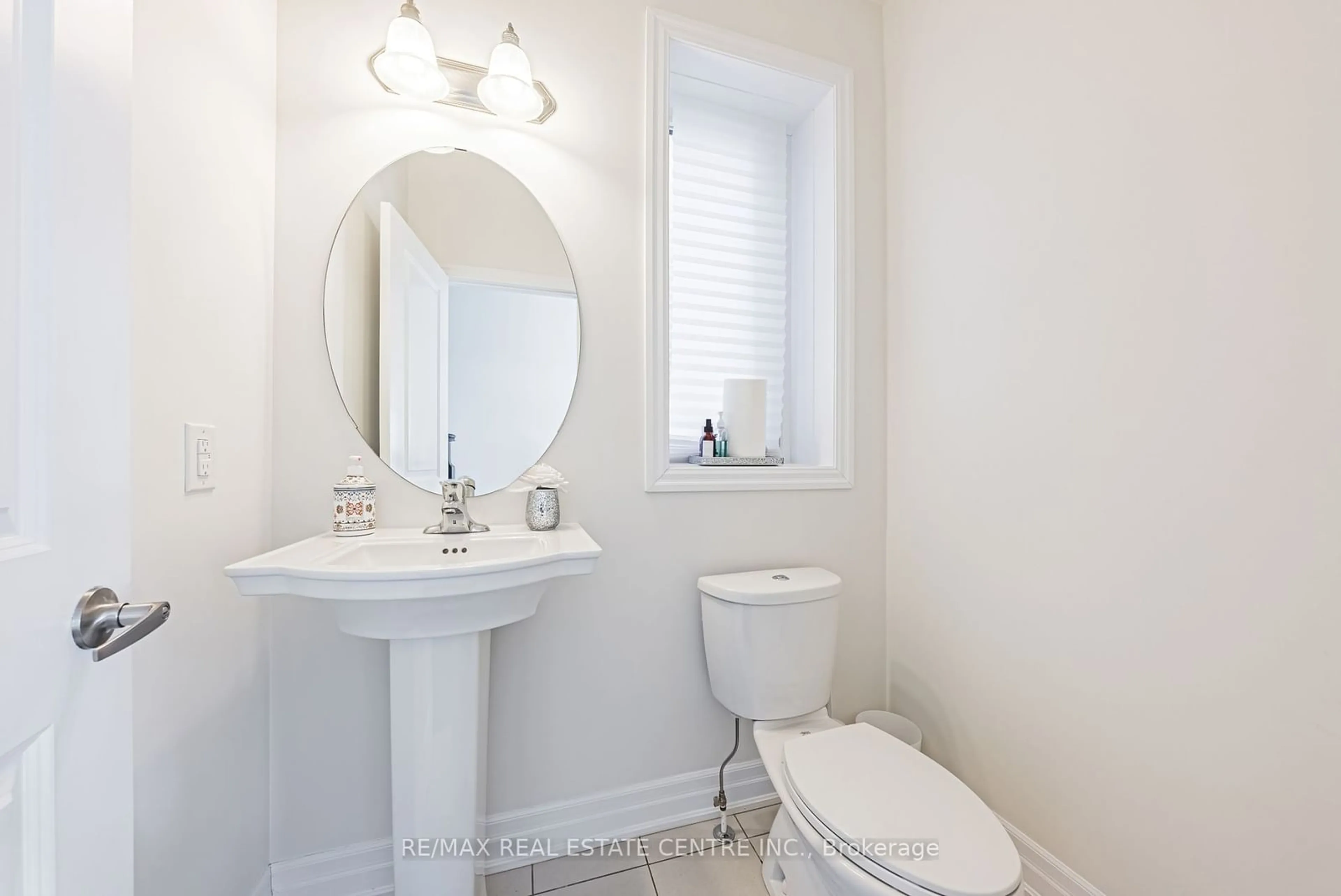 Standard bathroom, ceramic/tile floor for 144 Rising Hill Rdge, Brampton Ontario L6Y 6B1