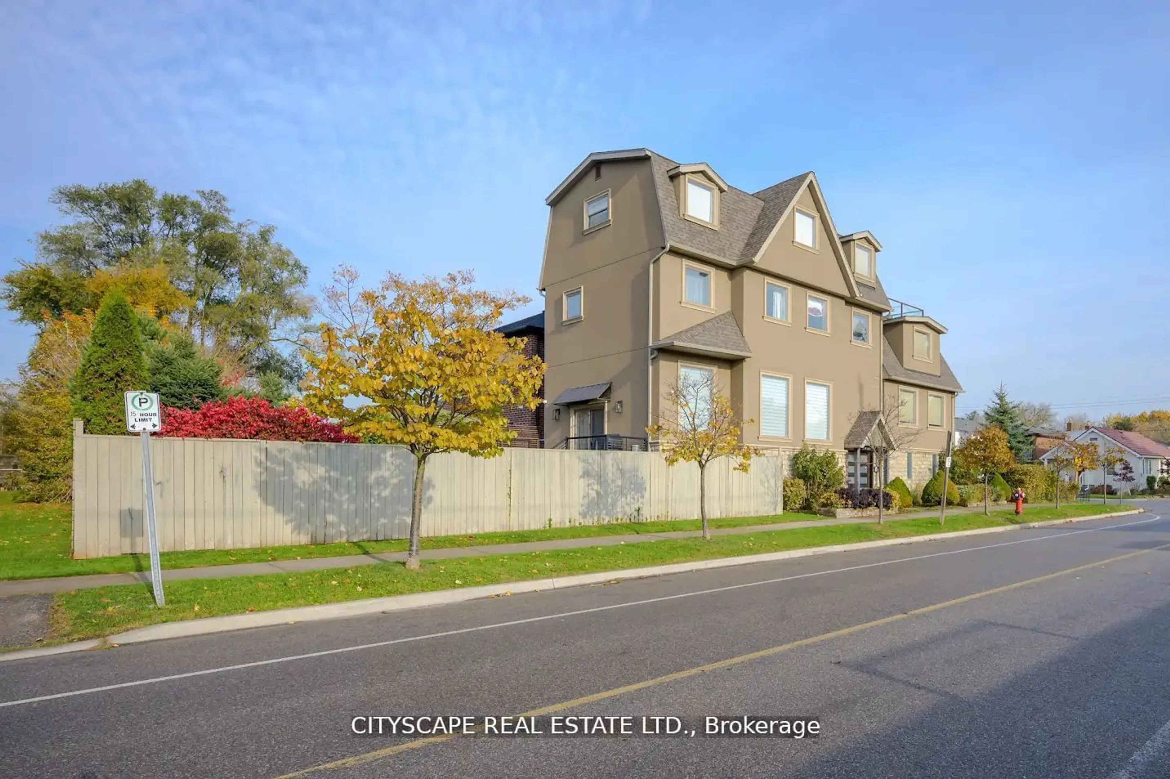 A pic from outside/outdoor area/front of a property/back of a property/a pic from drone, street for 1090 Westmount Ave, Mississauga Ontario L5E 1X7