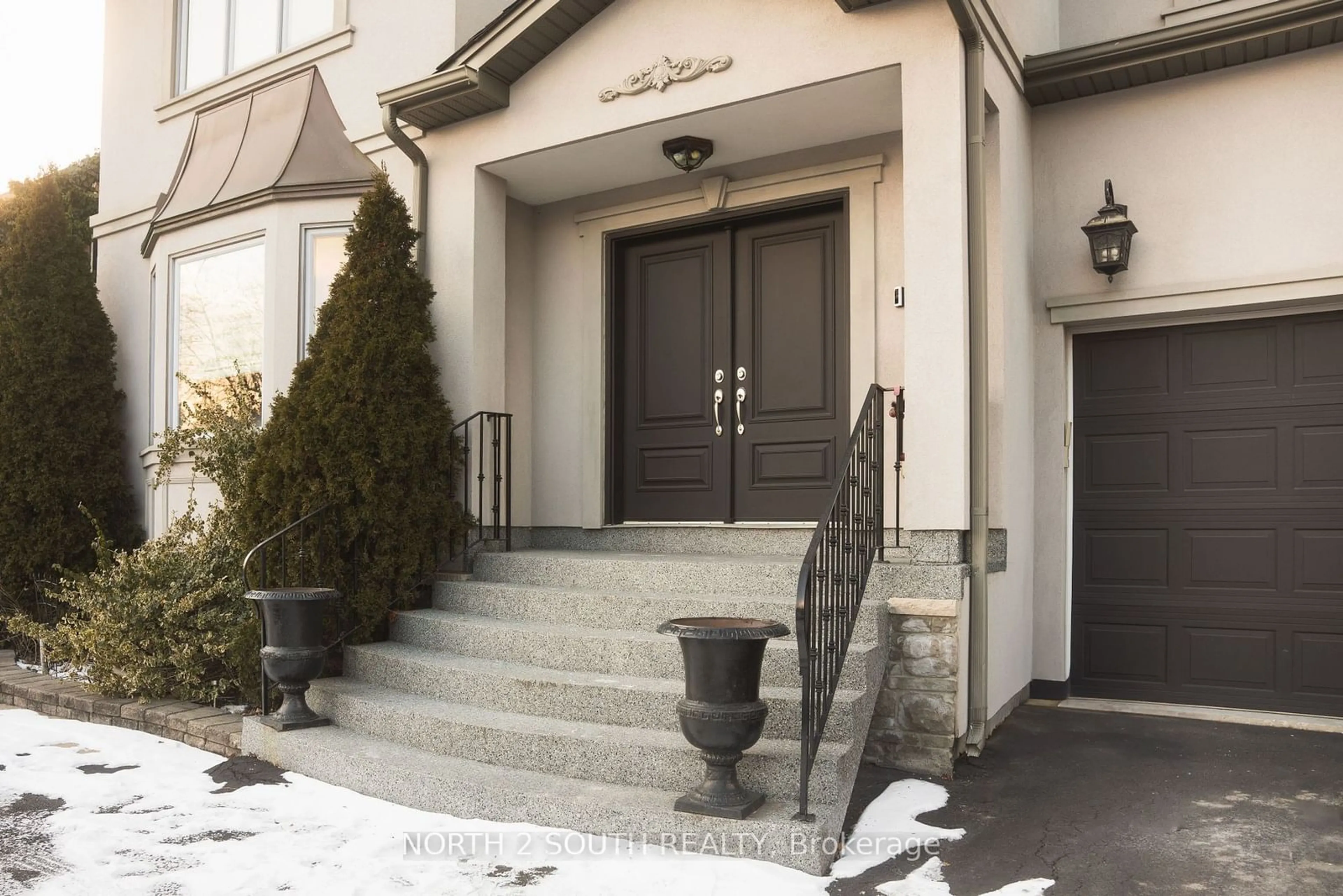 Indoor foyer for 339 Burnhamthorpe Rd, Toronto Ontario M9B 2A2