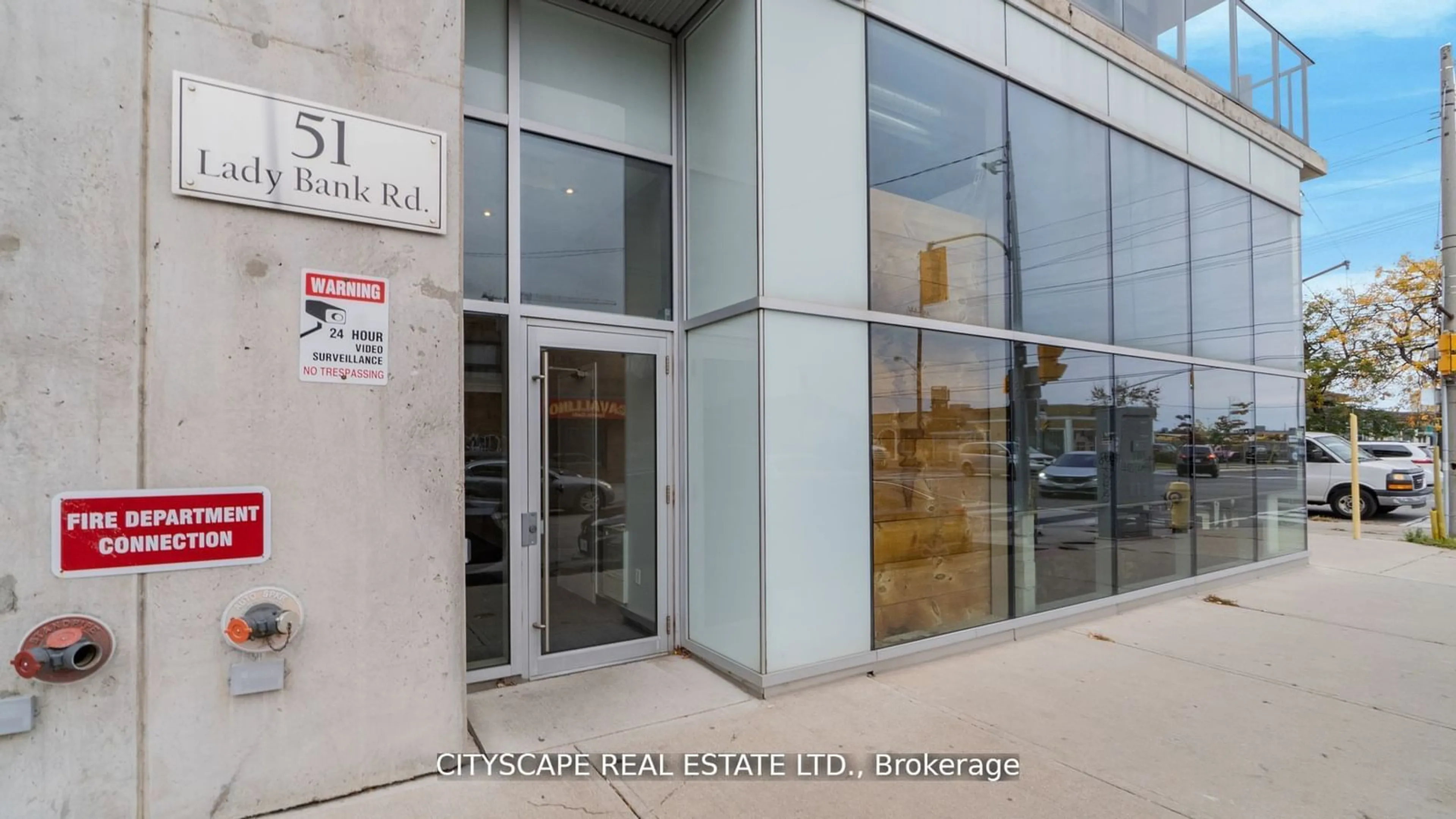 Indoor foyer for 51 Lady Bank Rd #501, Toronto Ontario M8Z 0C9