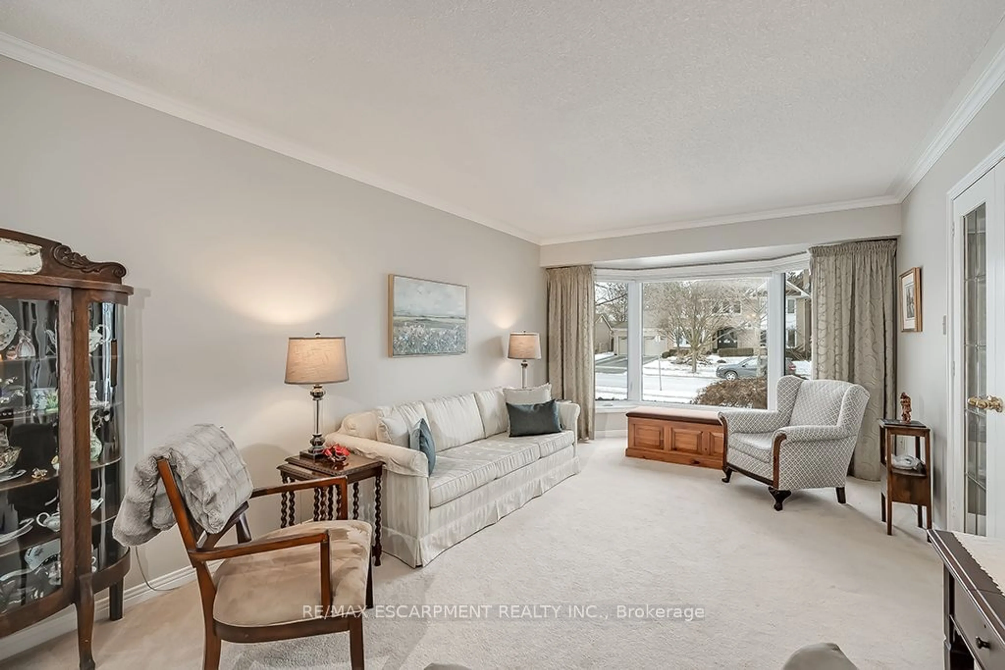 Living room with furniture, unknown for 4152 Millcroft Park Dr, Burlington Ontario L7M 3V1