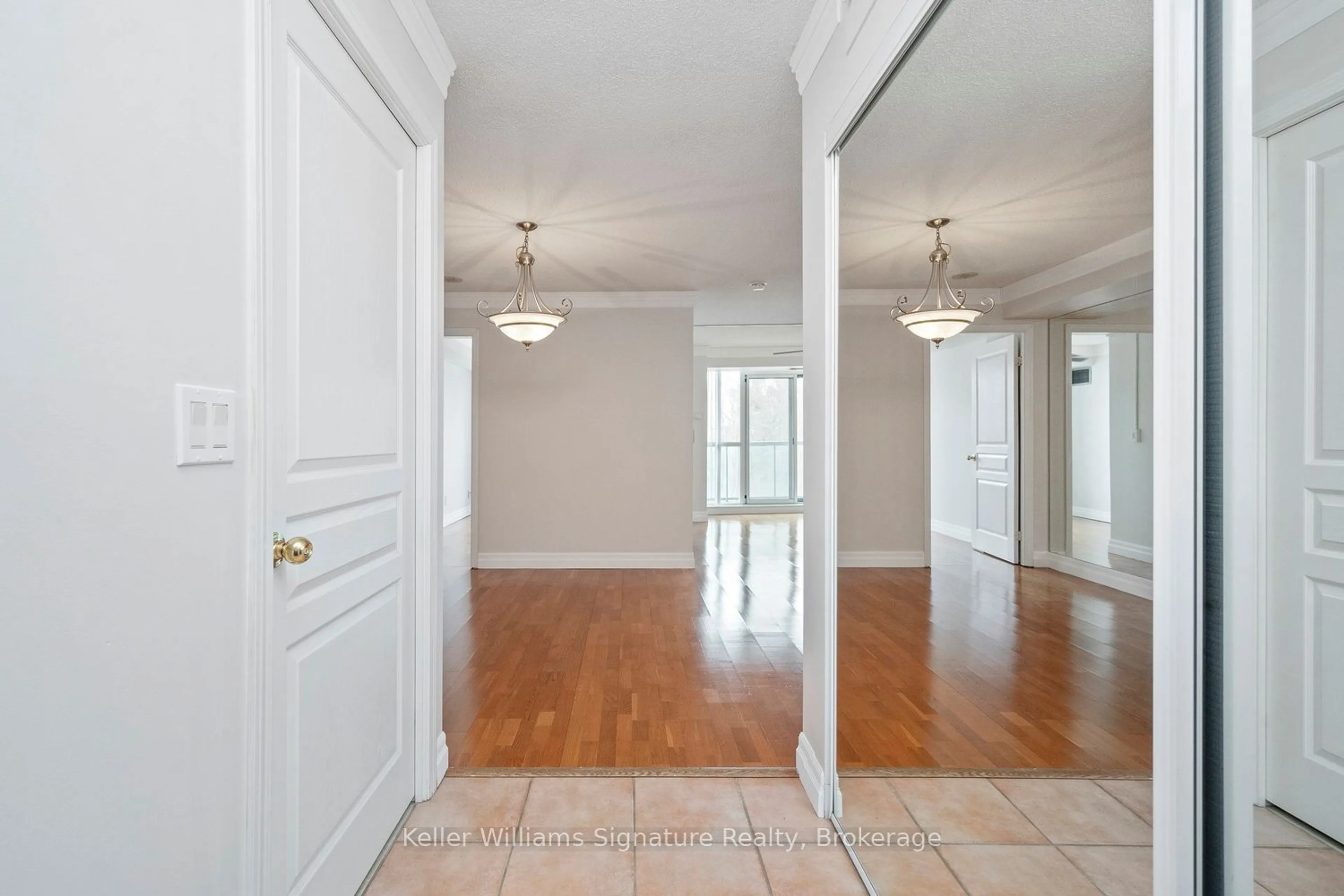 Indoor foyer for 2585 Erin Centre Blvd #707, Mississauga Ontario L5M 6Z7