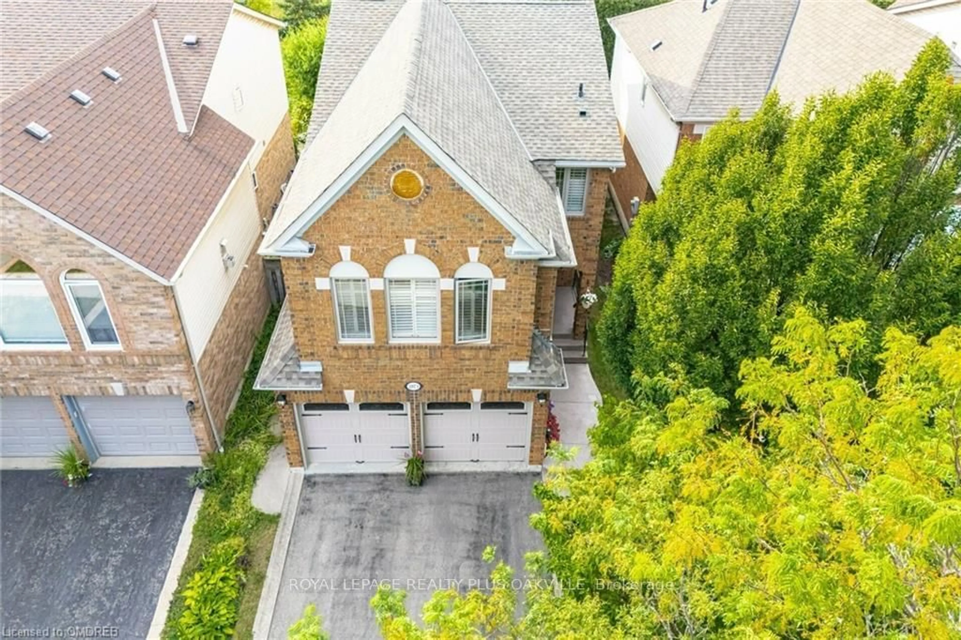 A pic from outside/outdoor area/front of a property/back of a property/a pic from drone, street for 2873 Cartwright Cres, Mississauga Ontario L5M 5W4