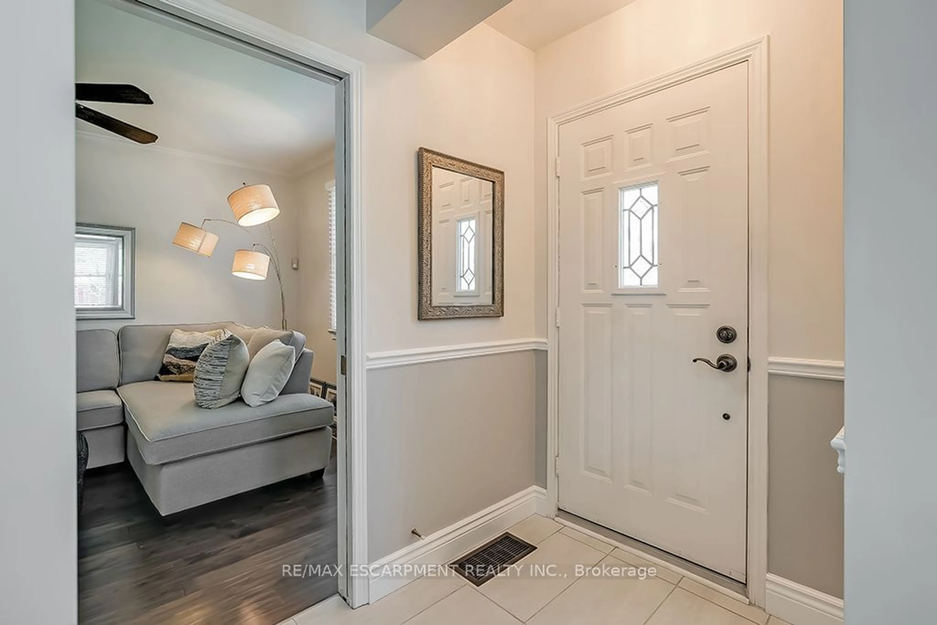 Indoor entryway for 2344 Woodward Ave, Burlington Ontario L7R 1T9