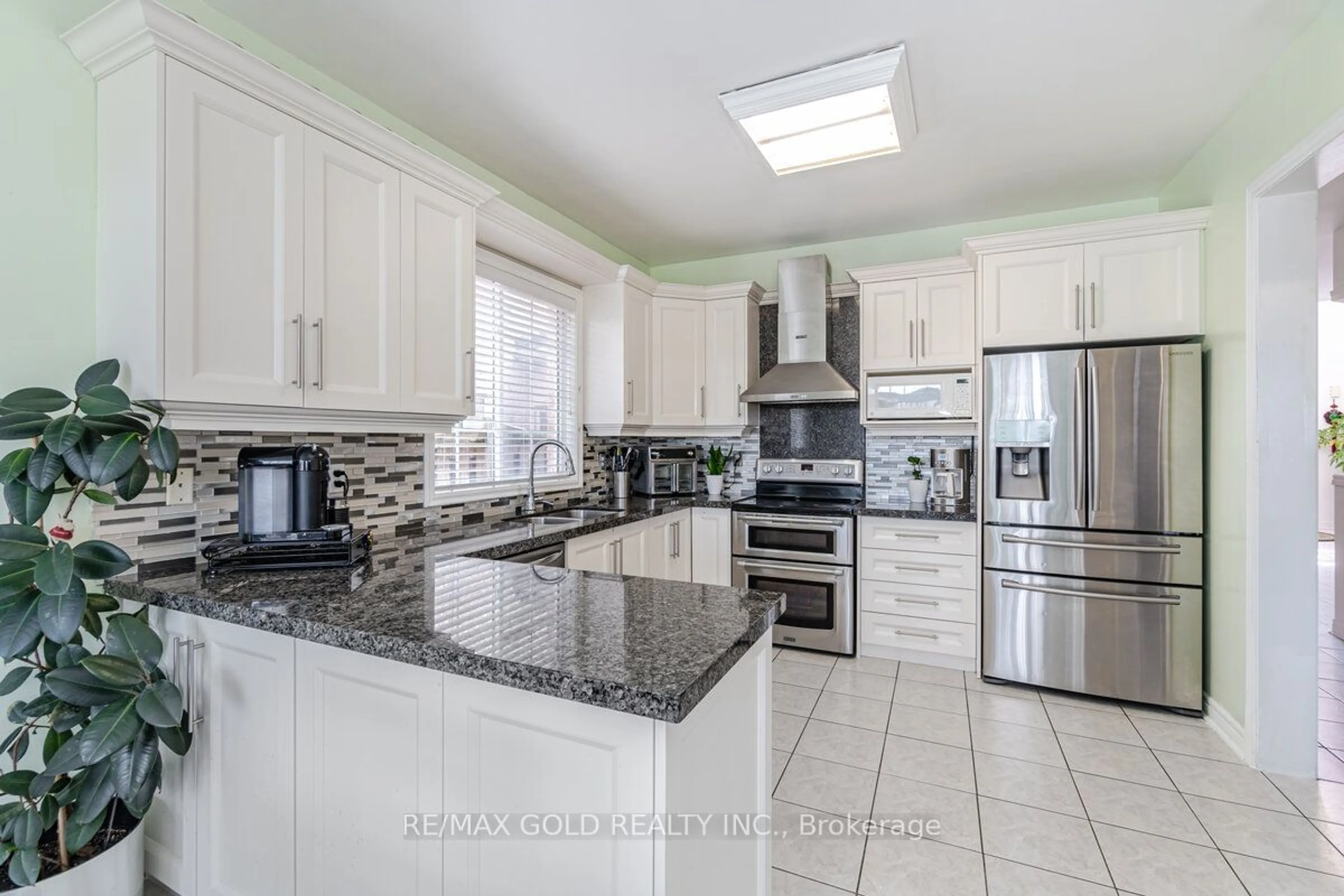 Open concept kitchen, ceramic/tile floor for 194 Manley Lane, Milton Ontario L9T 5N8