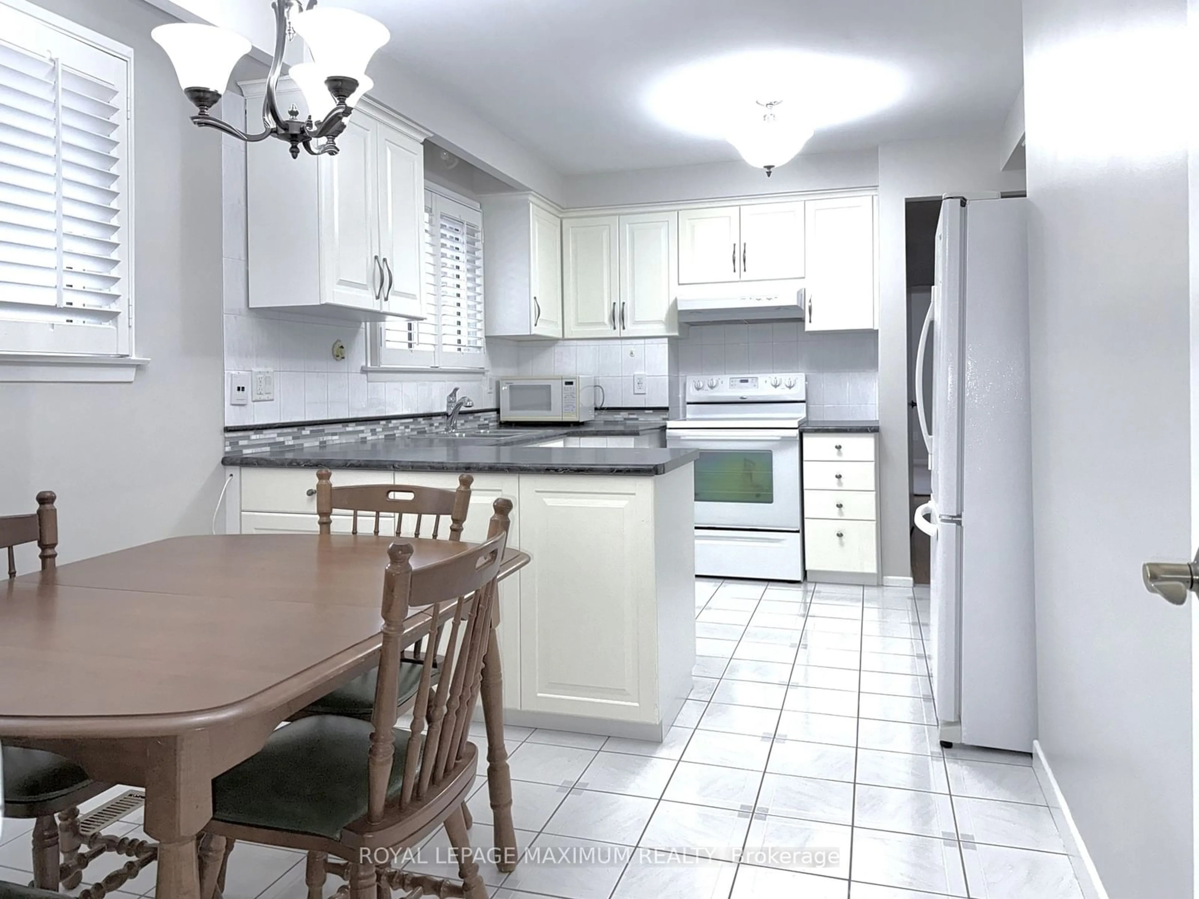 Open concept kitchen, ceramic/tile floor for 9 Austrey Crt, Toronto Ontario M3M 1Y3