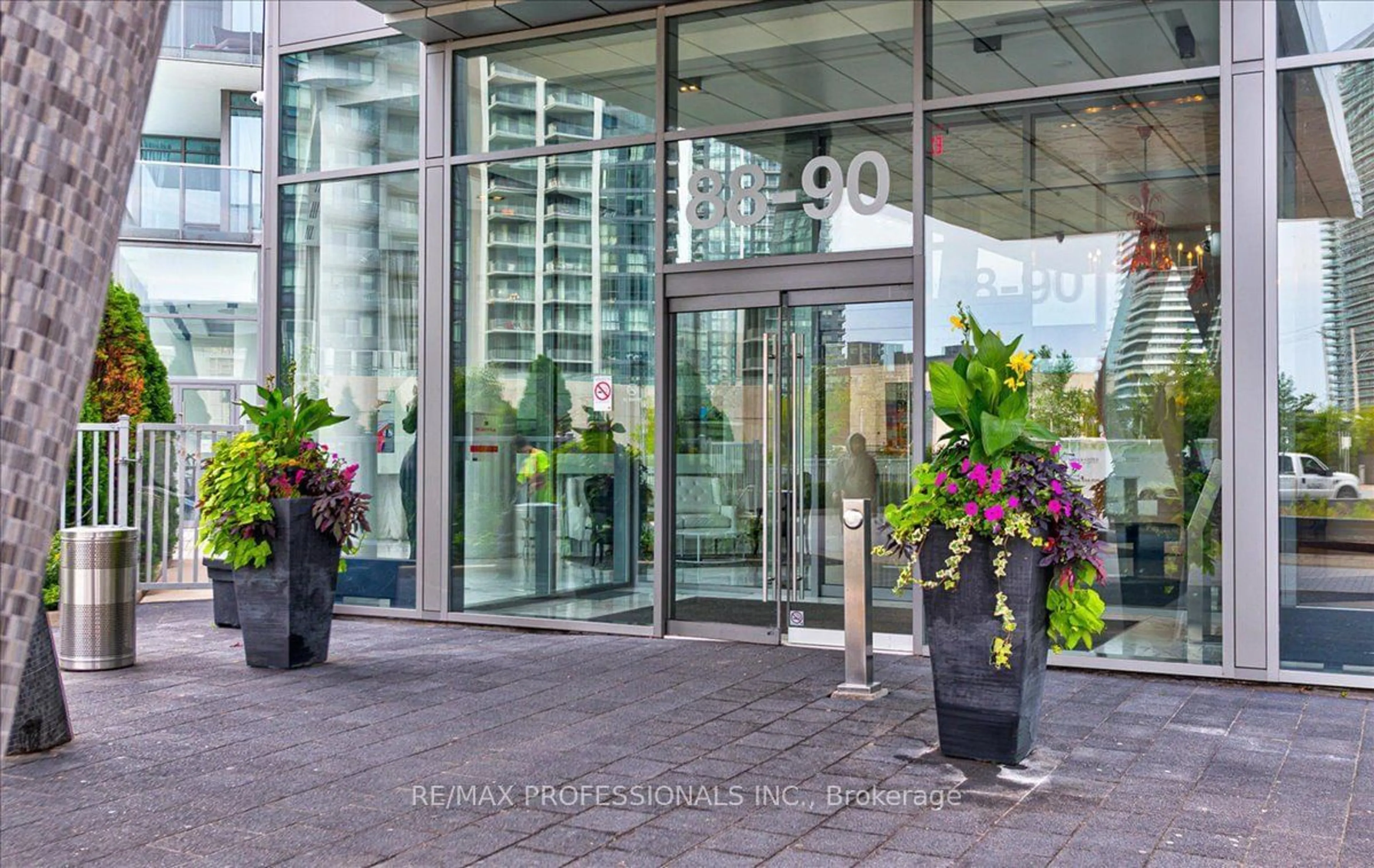 Indoor foyer for 88 Park Lawn Rd #911, Toronto Ontario M8Y 0B5