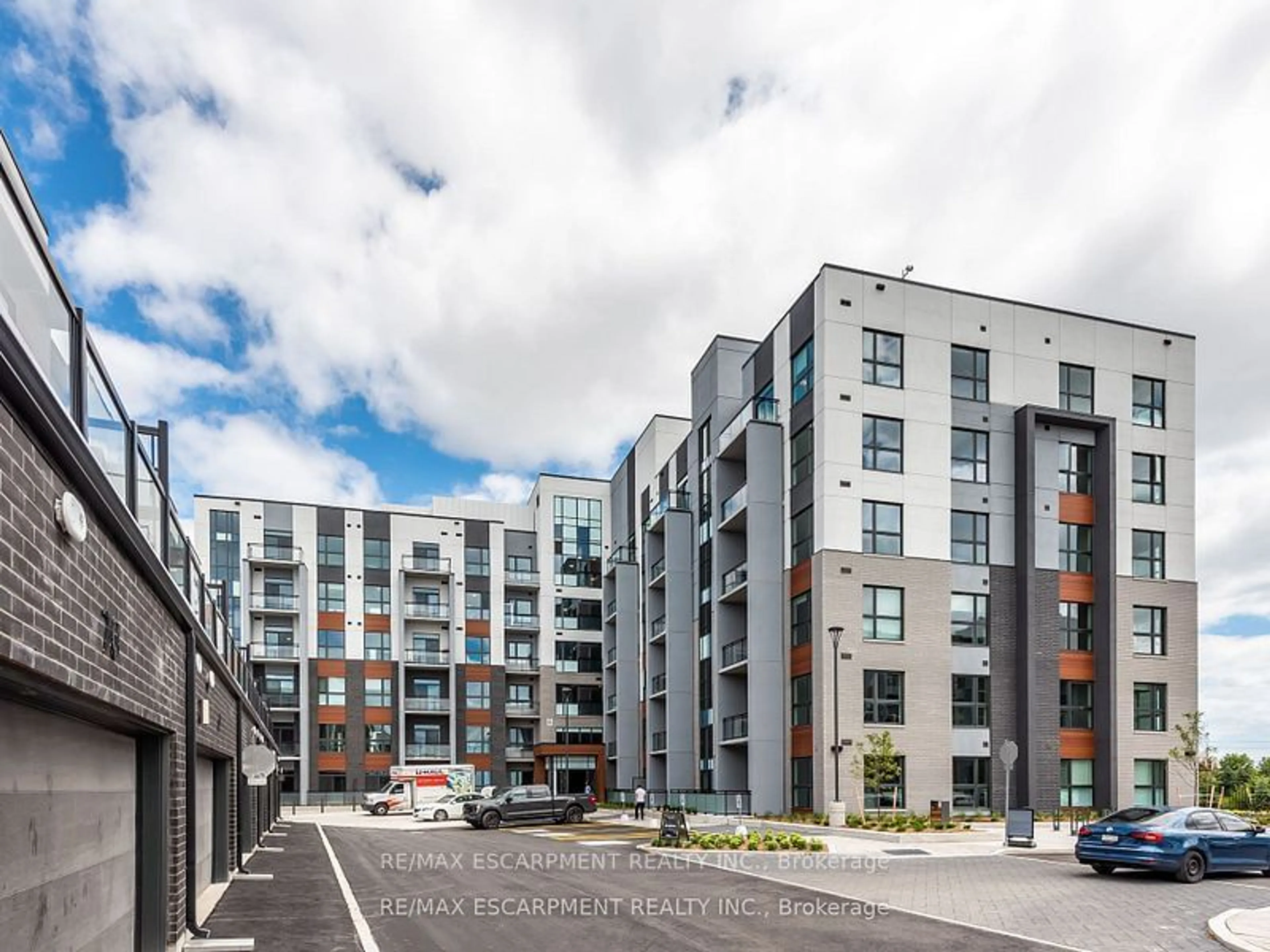 A pic from outside/outdoor area/front of a property/back of a property/a pic from drone, building for 50 Kaitting Tr #303, Oakville Ontario L6M 5N3