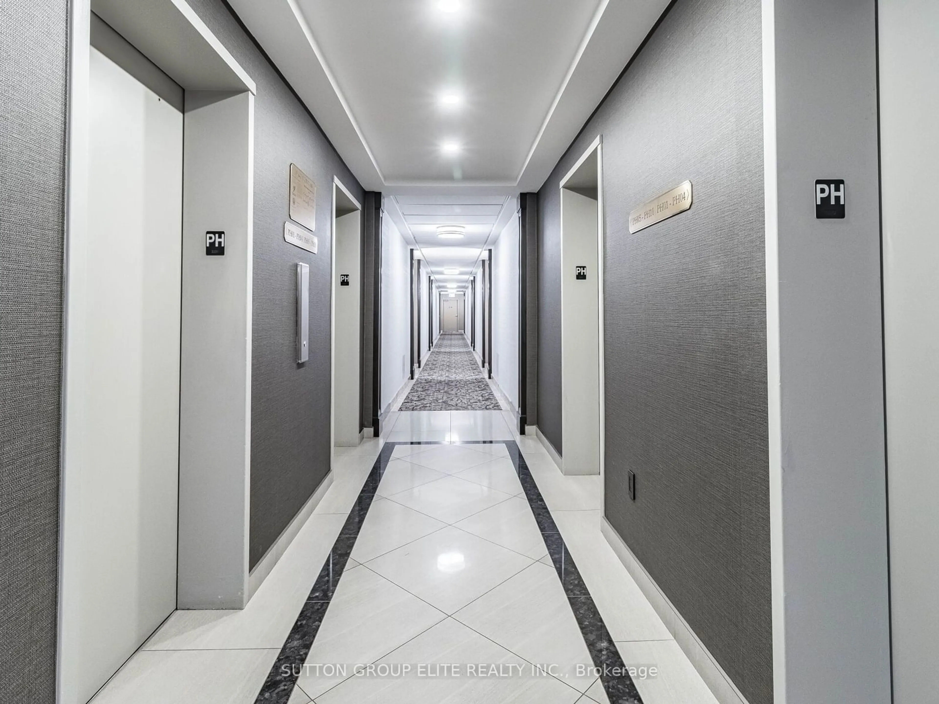 Indoor foyer for 820 Burnhamthorpe Rd #1605, Toronto Ontario M9C 4W2