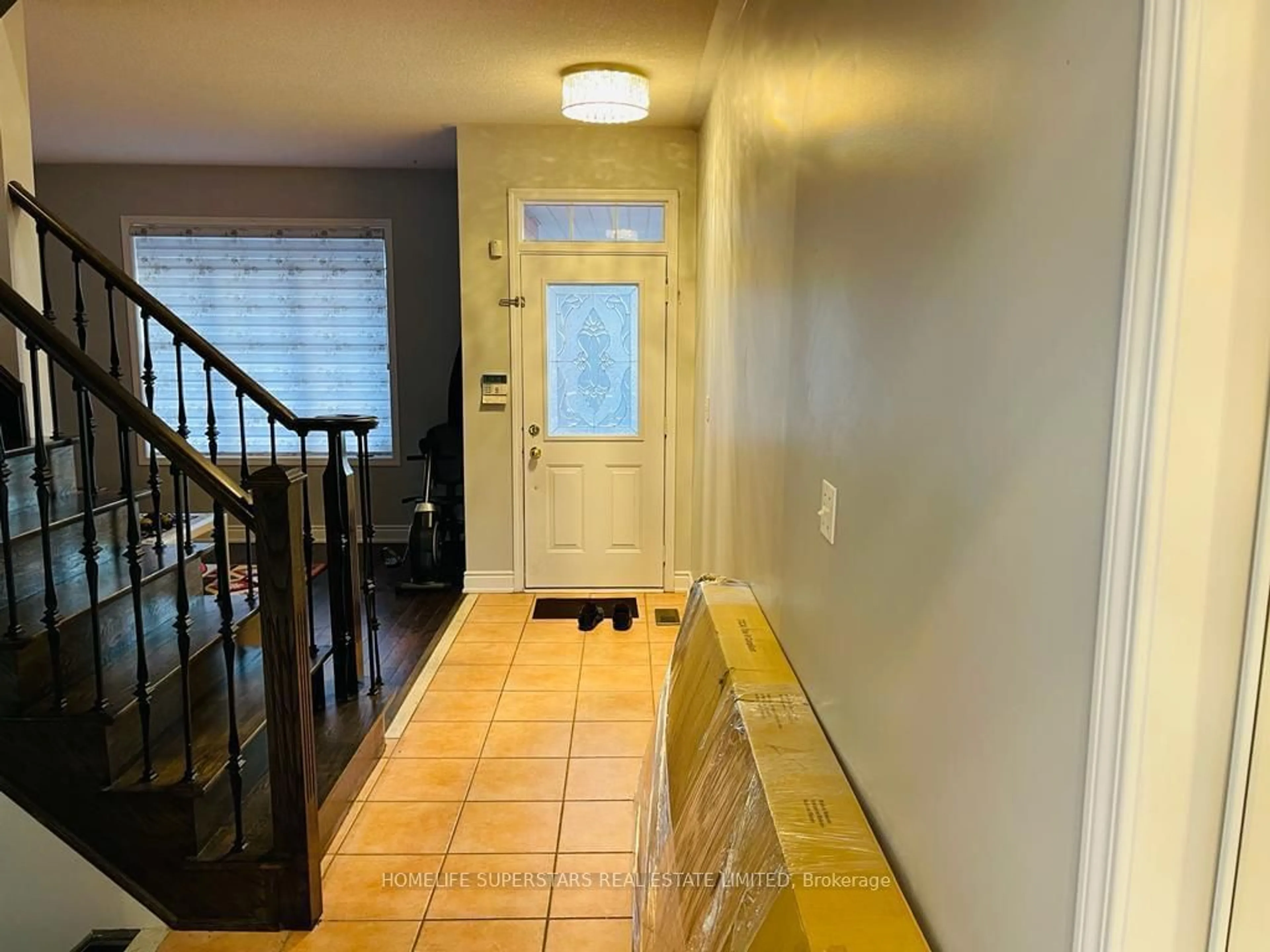 Indoor entryway for 47 Upper Highlands Dr, Brampton Ontario L6Z 4V9