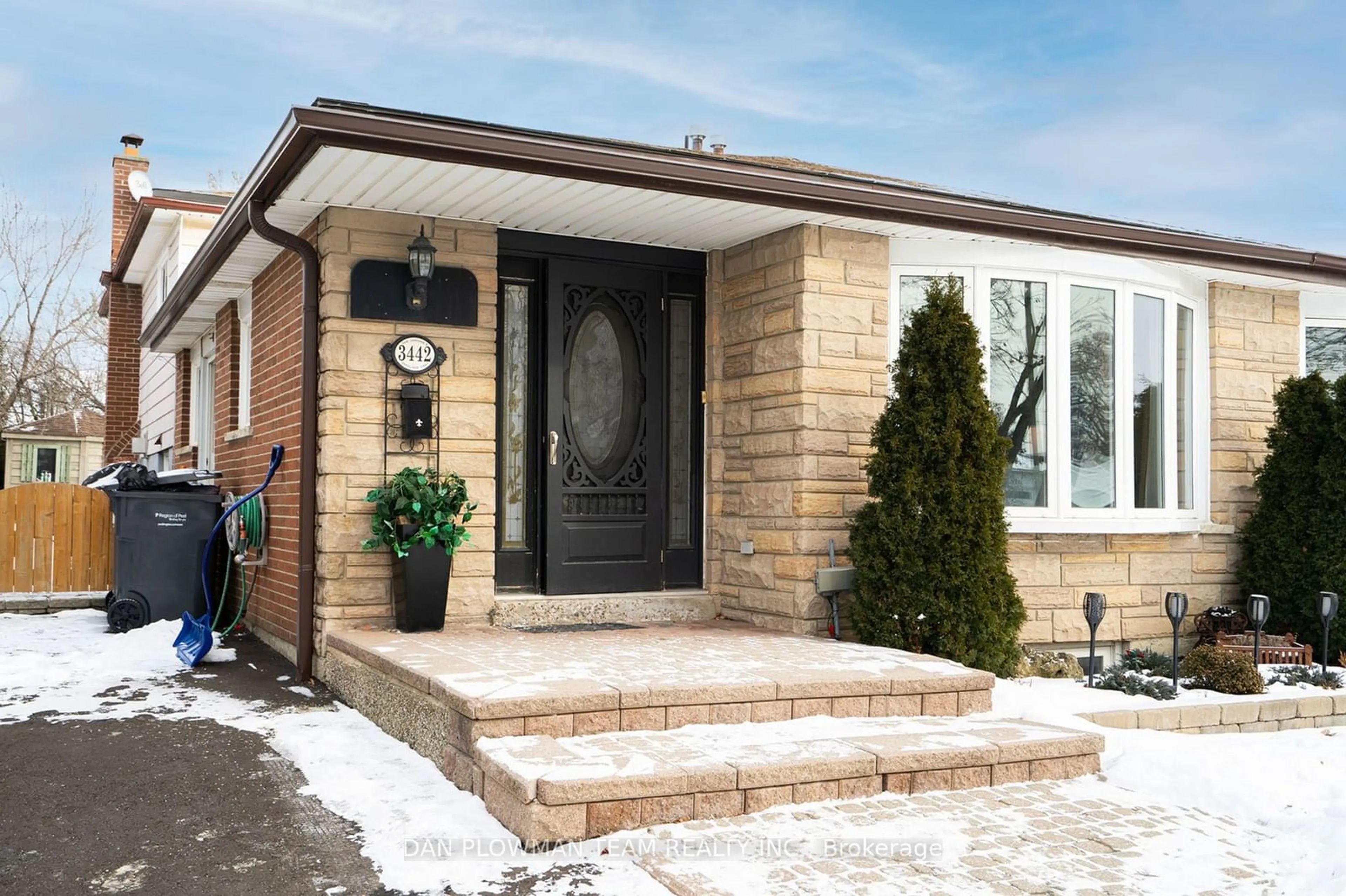 Home with brick exterior material, street for 3442 Oakglade Cres, Mississauga Ontario L5C 1X5