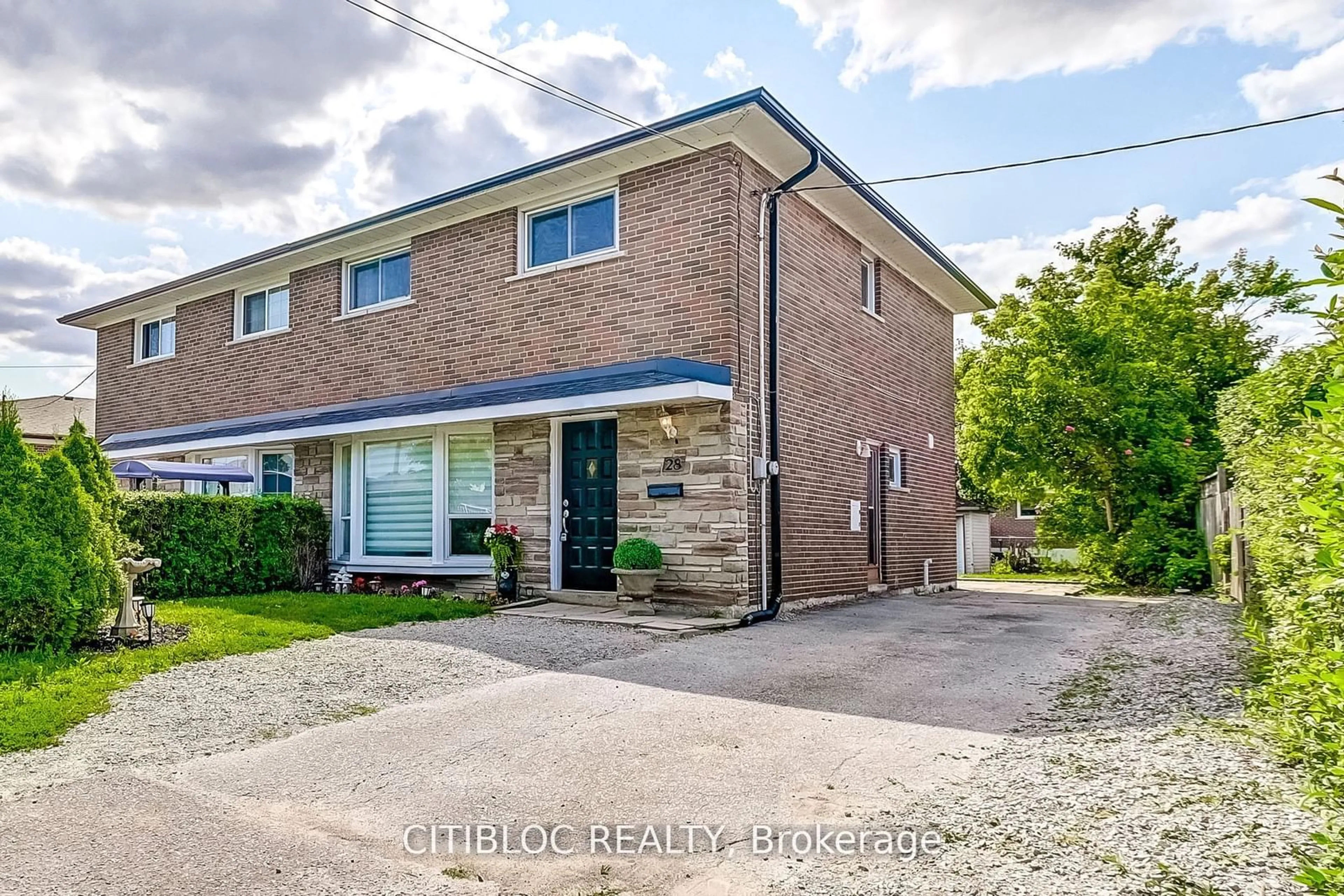 A pic from outside/outdoor area/front of a property/back of a property/a pic from drone, street for 28 Navenby Cres, Toronto Ontario M9L 1B2