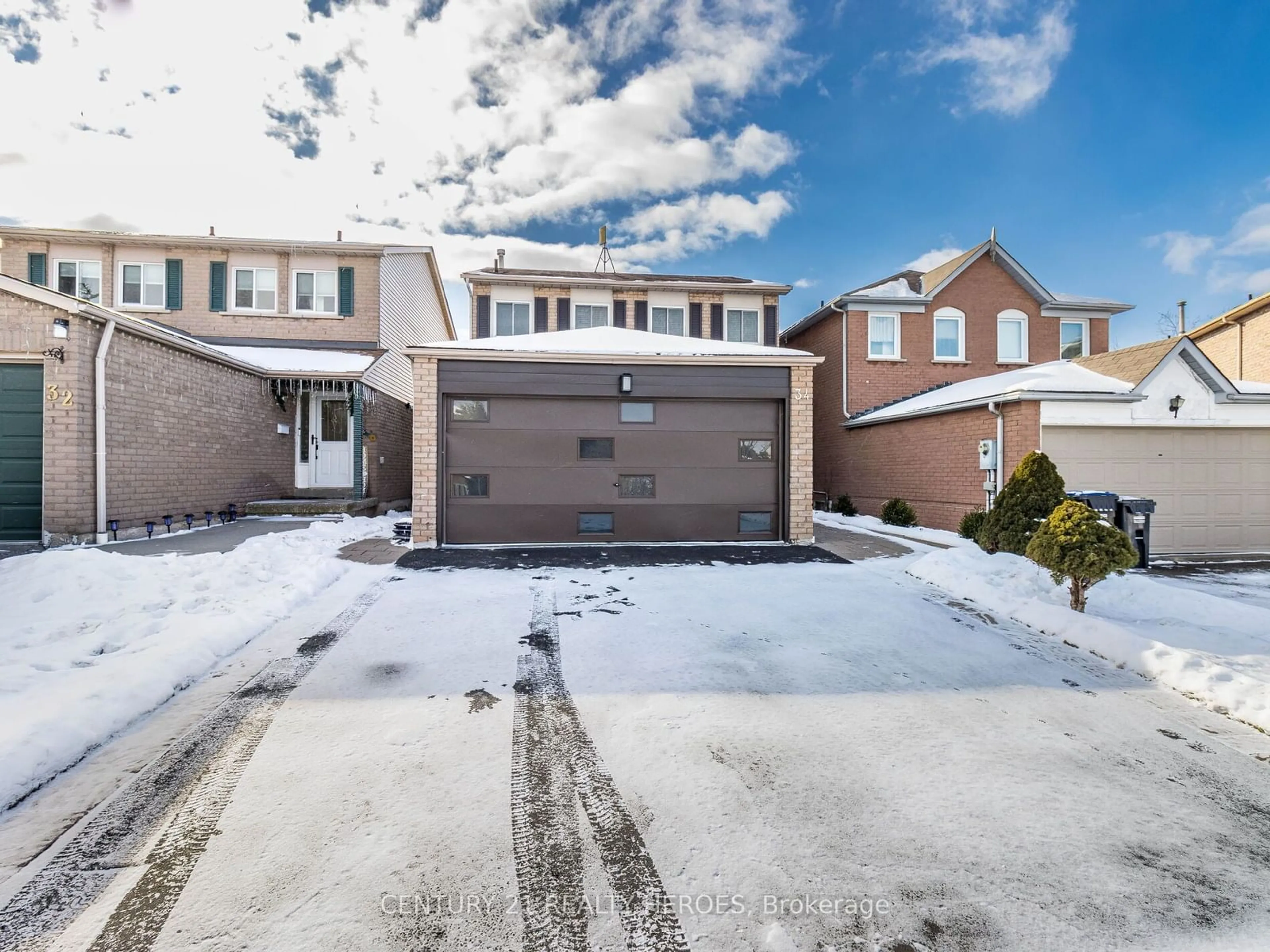 A pic from outside/outdoor area/front of a property/back of a property/a pic from drone, street for 34 Niagara Pl, Brampton Ontario L6S 4Y9