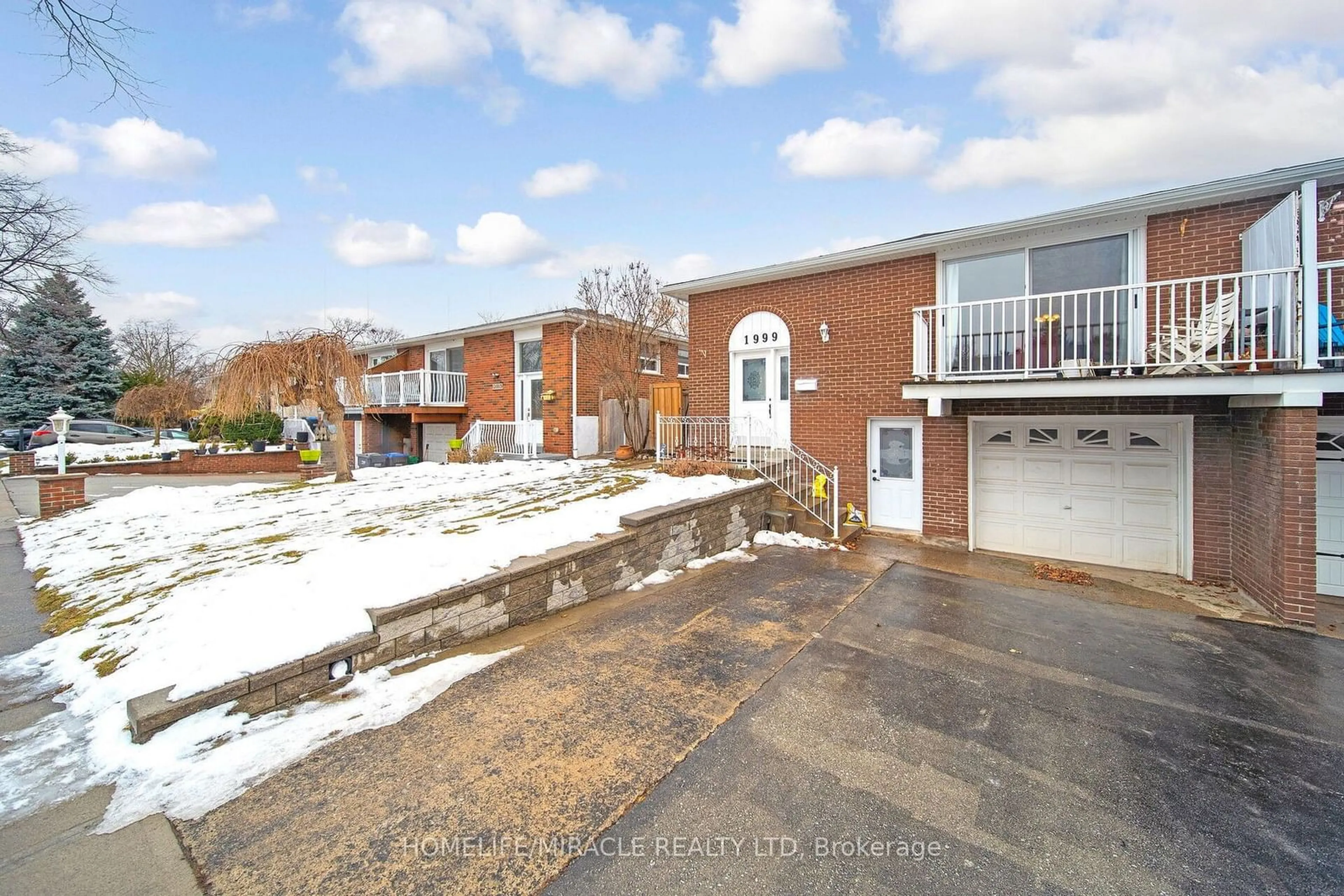 A pic from outside/outdoor area/front of a property/back of a property/a pic from drone, street for 1999 Carrera Lane, Mississauga Ontario L5J 1C6