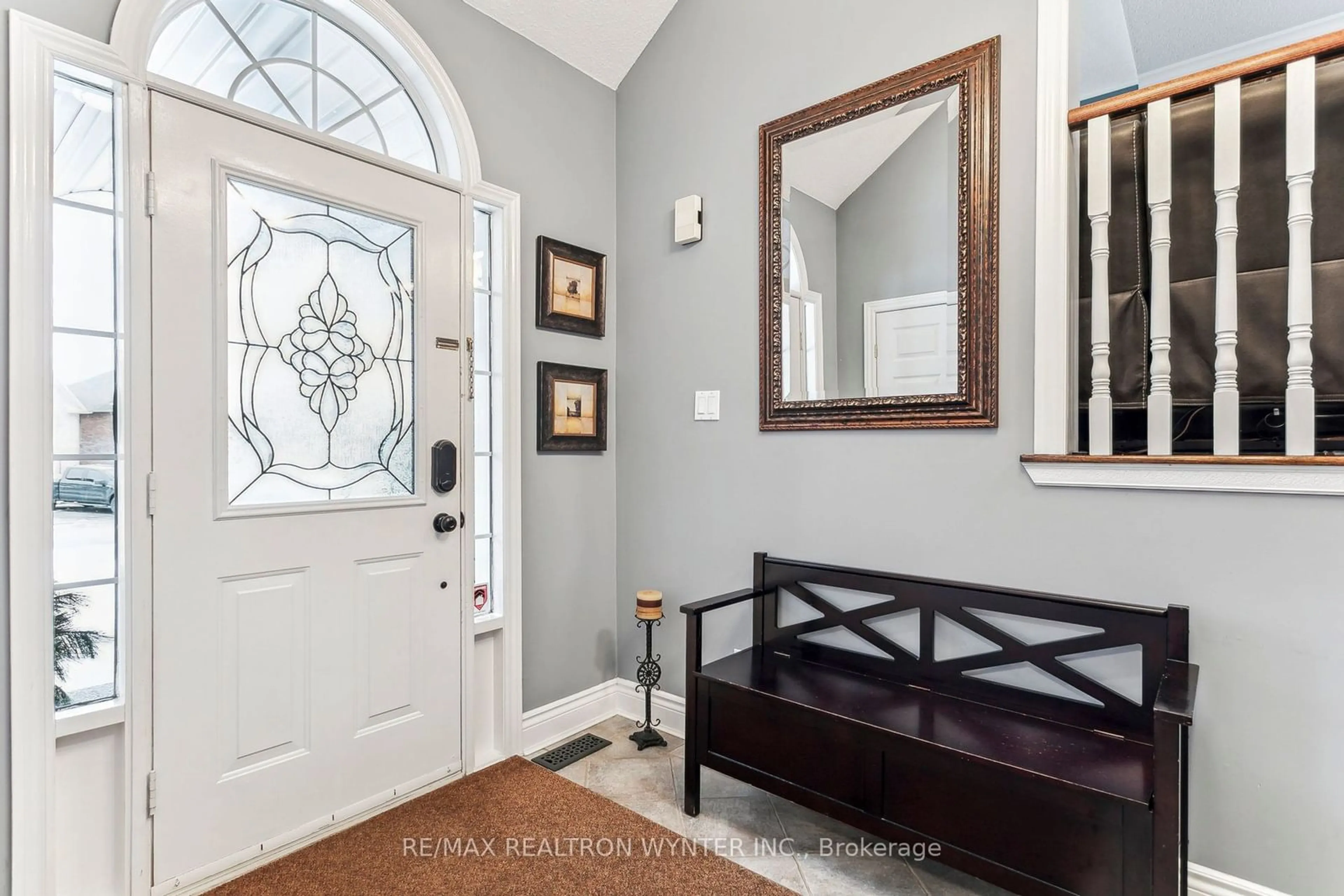 Indoor entryway for 12 Valleybrae Crt, Caledon Ontario L7C 1B8