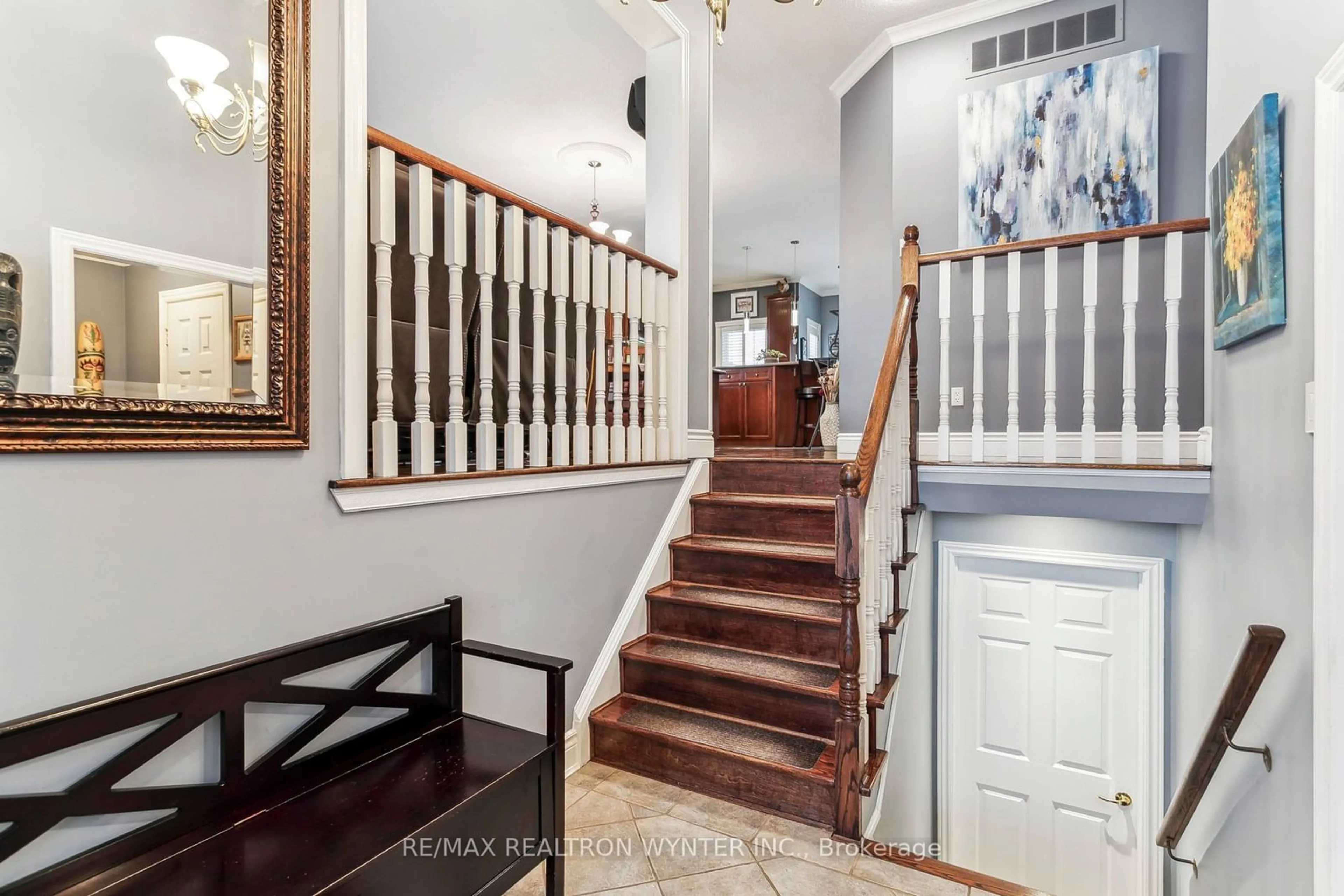 Indoor foyer for 12 Valleybrae Crt, Caledon Ontario L7C 1B8