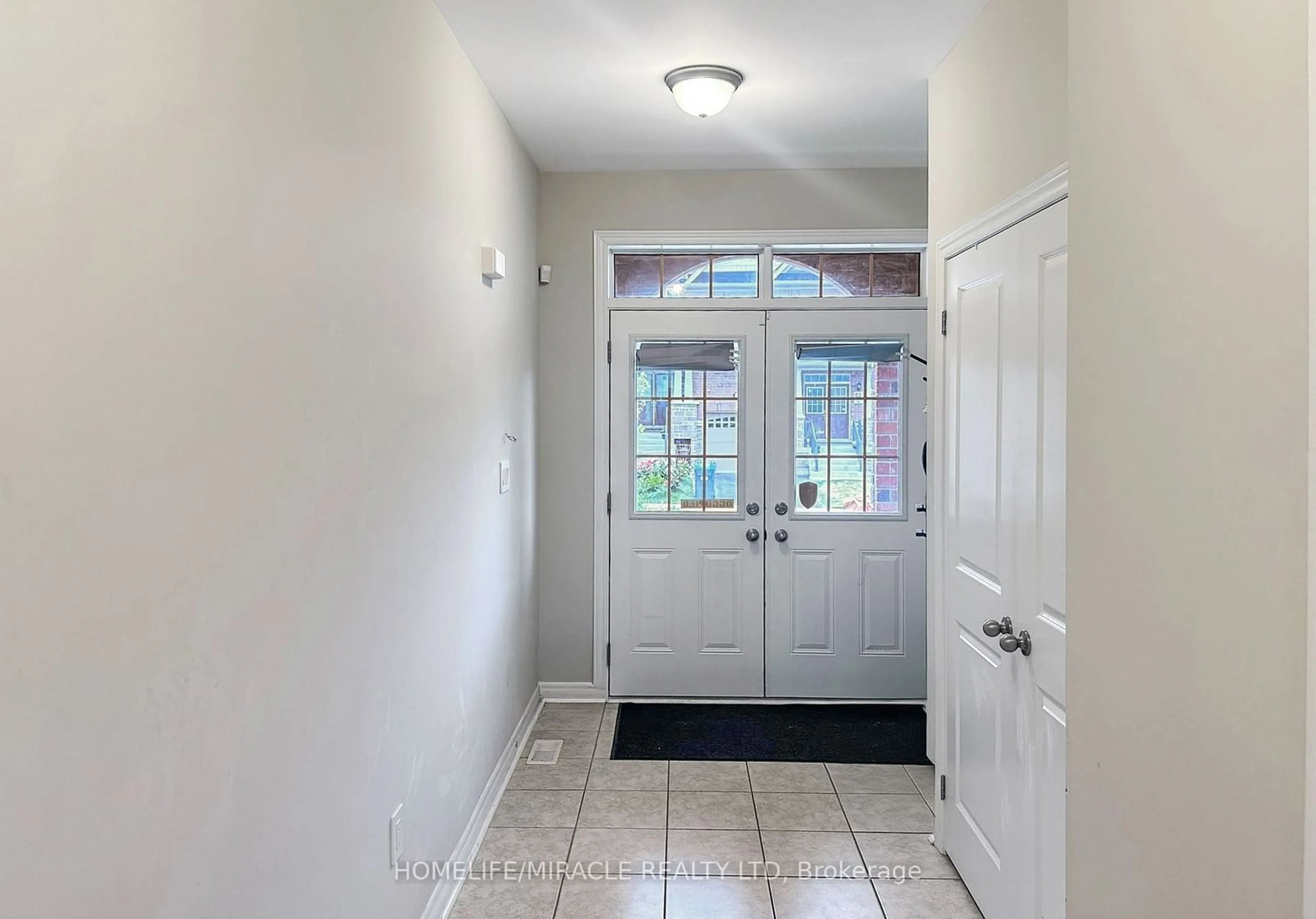 Indoor entryway for 44 Matterhorn Rd, Brampton Ontario L7A 0B7