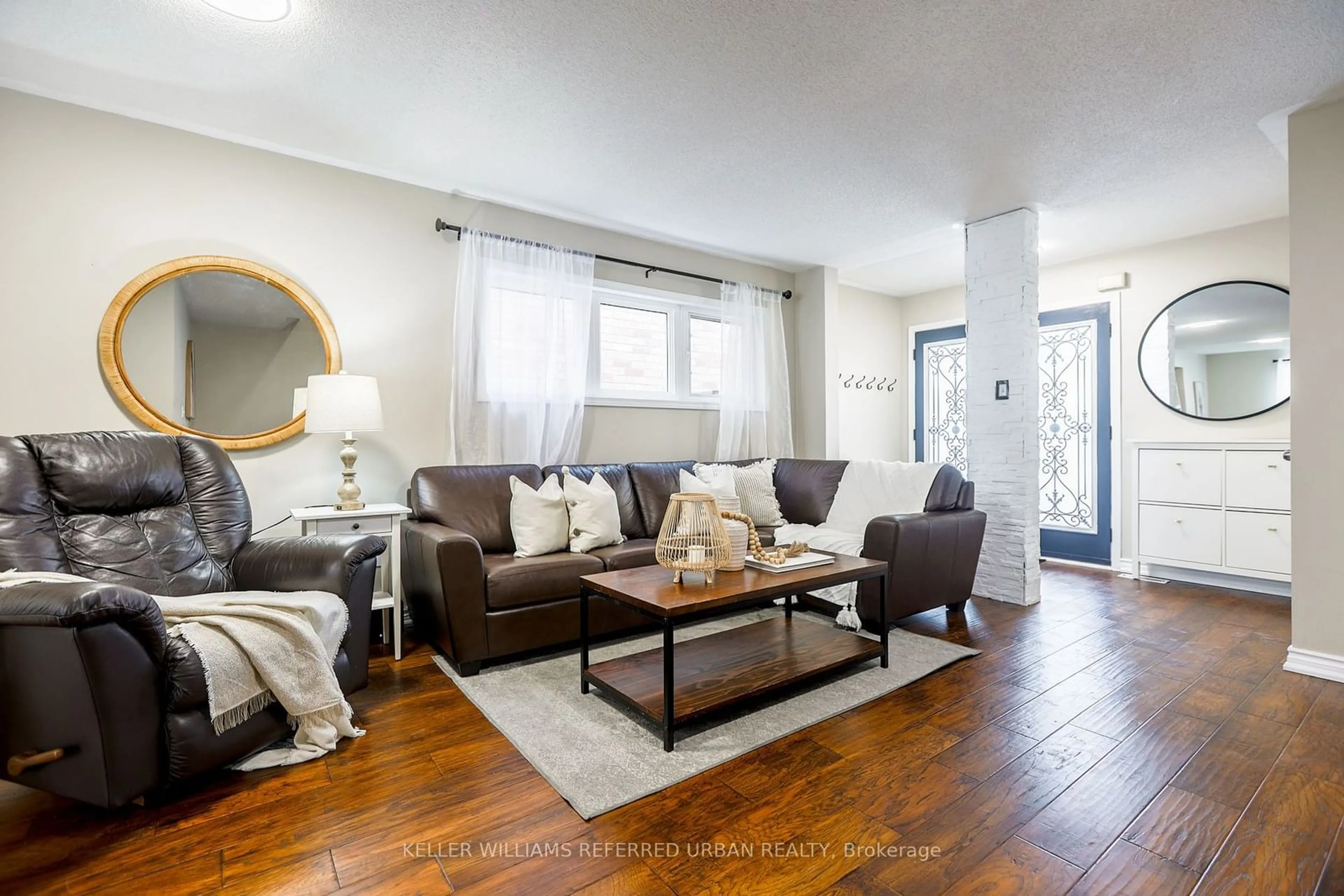 Living room with furniture, wood/laminate floor for 3903 Milkwood Cres, Mississauga Ontario L5N 8H5