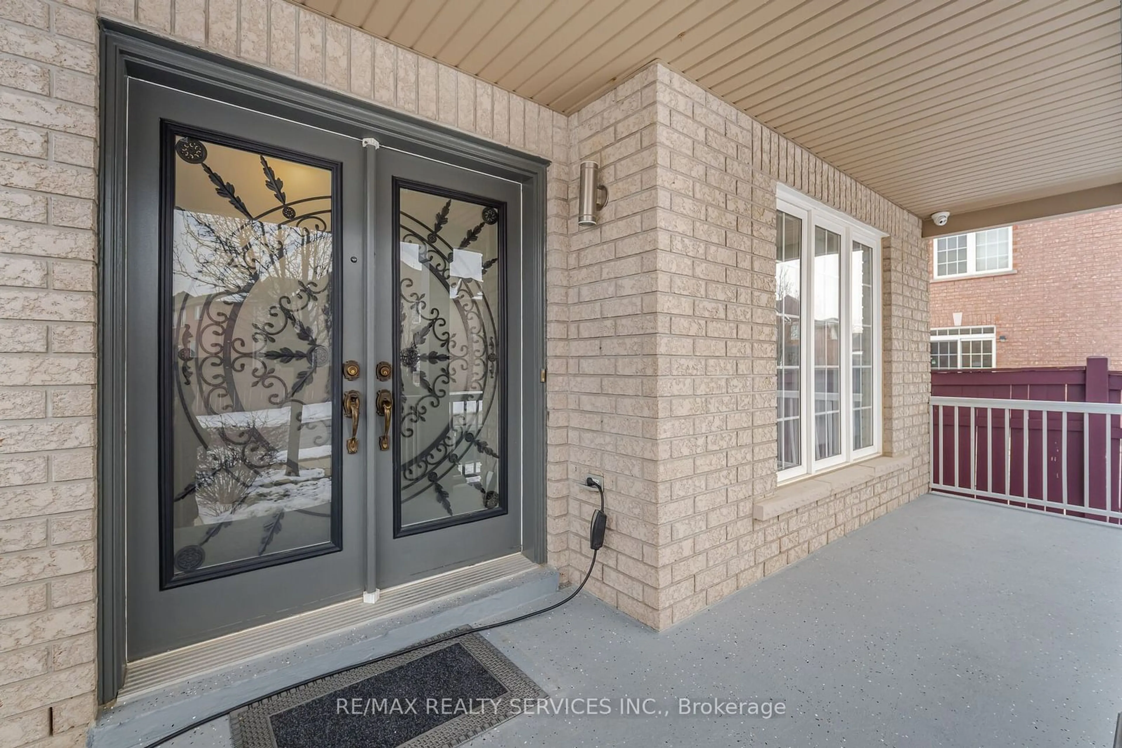 Indoor entryway for 4 Runnymede Cres, Brampton Ontario L6R 0L3