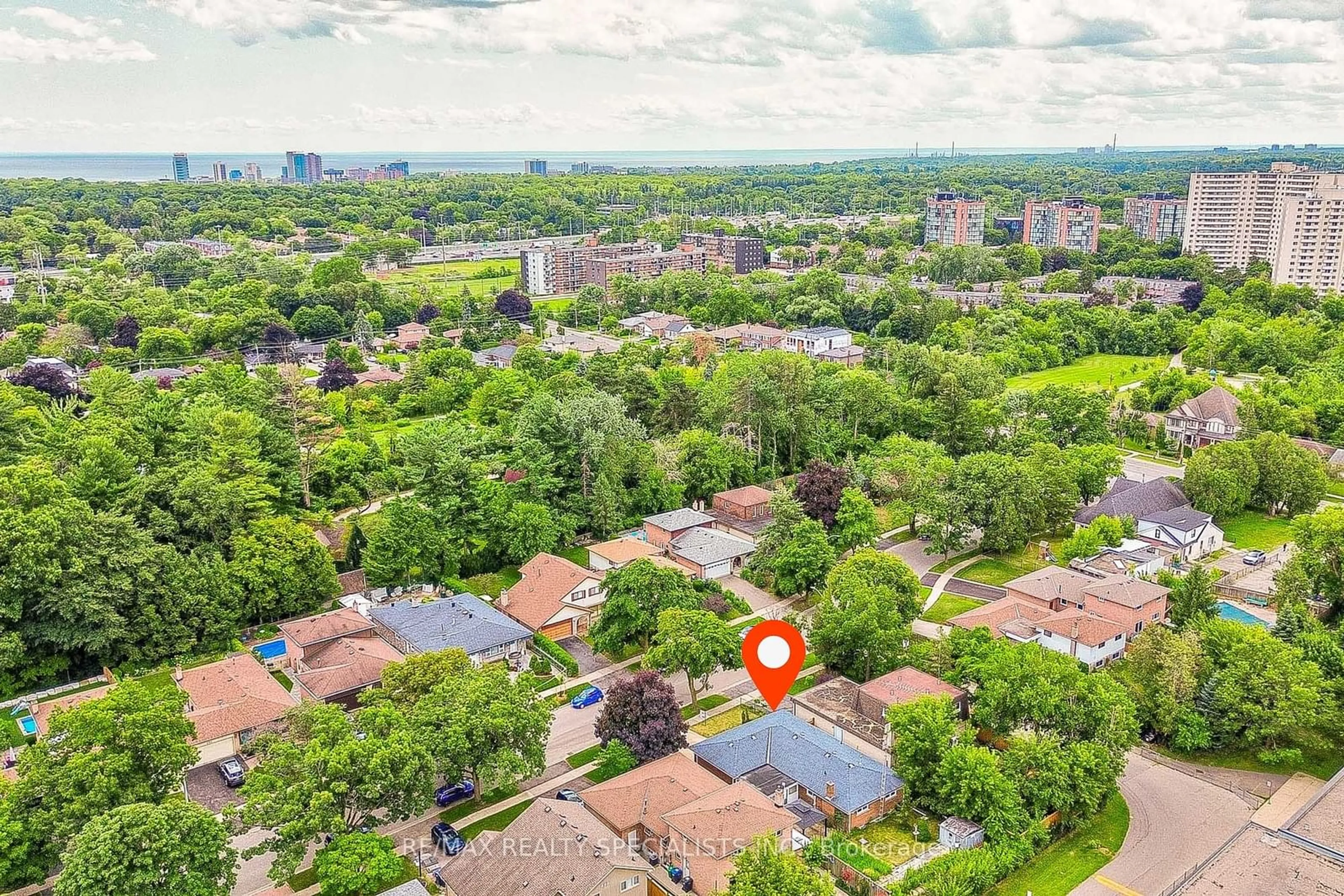 A pic from outside/outdoor area/front of a property/back of a property/a pic from drone, city buildings view from balcony for 211 Cherry Post Dr, Mississauga Ontario L5A 1J1