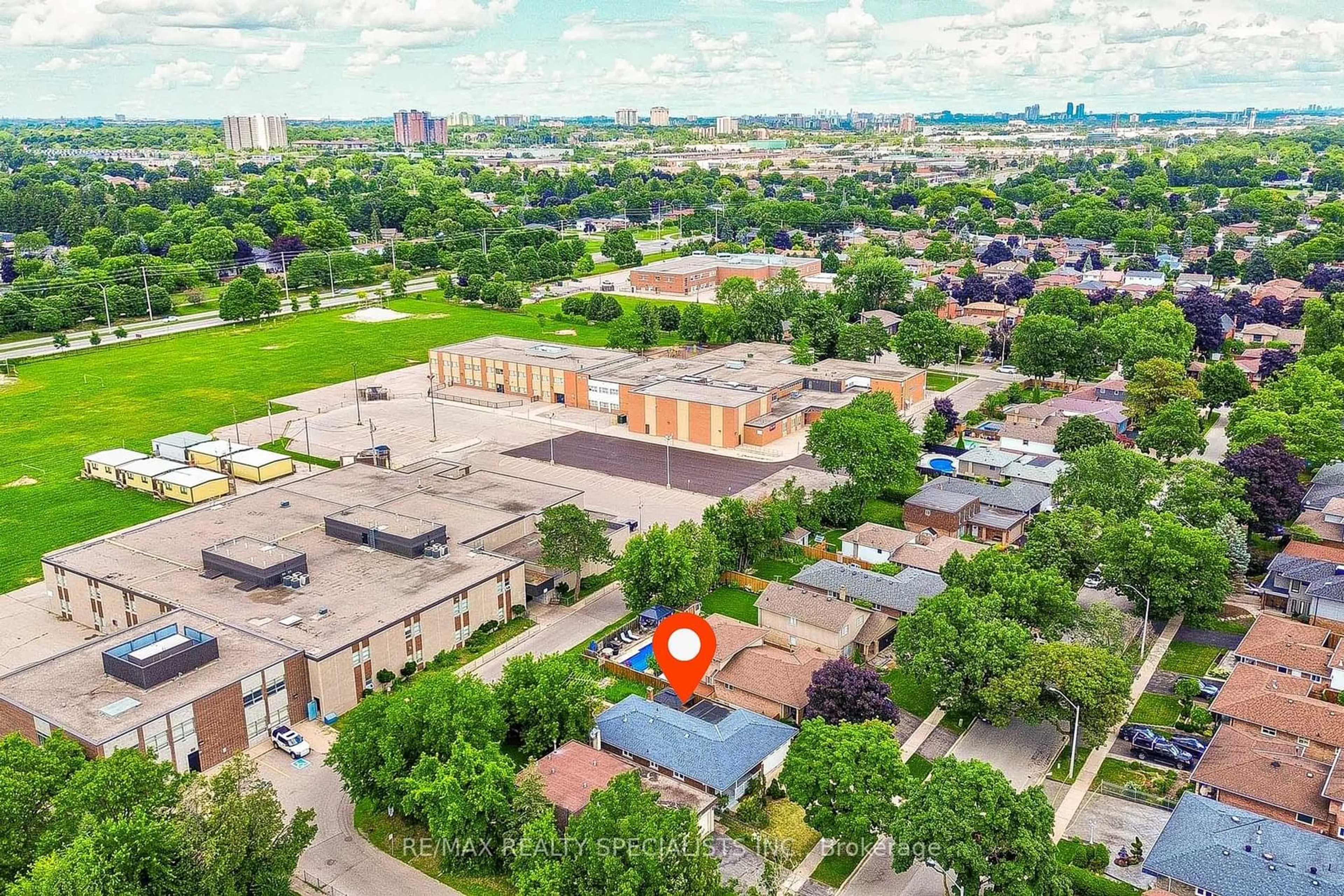 A pic from outside/outdoor area/front of a property/back of a property/a pic from drone, street for 211 Cherry Post Dr, Mississauga Ontario L5A 1J1